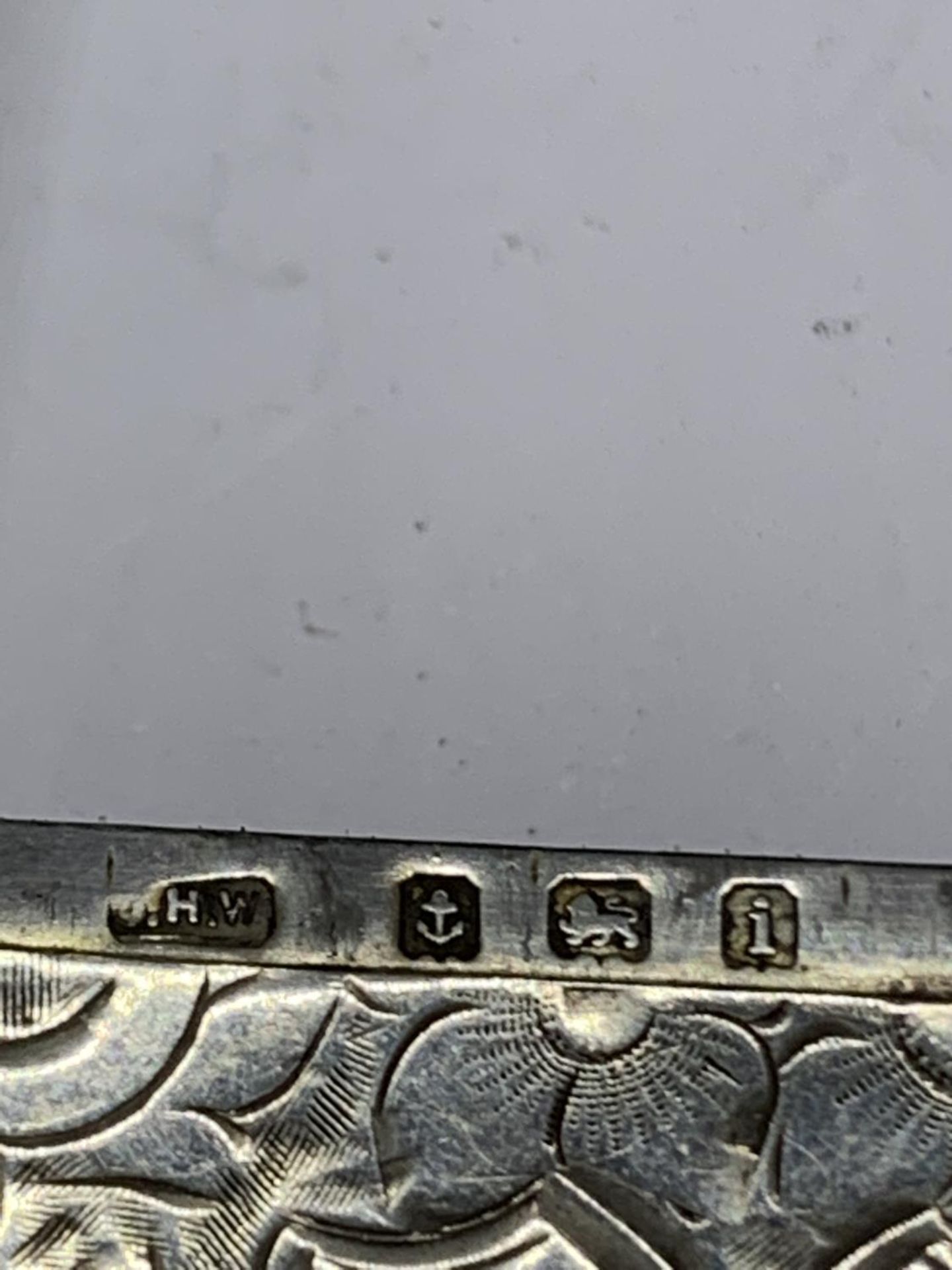 A HALLMARKED BIRMINGHAM SILVER VESTA CASE - Image 4 of 4