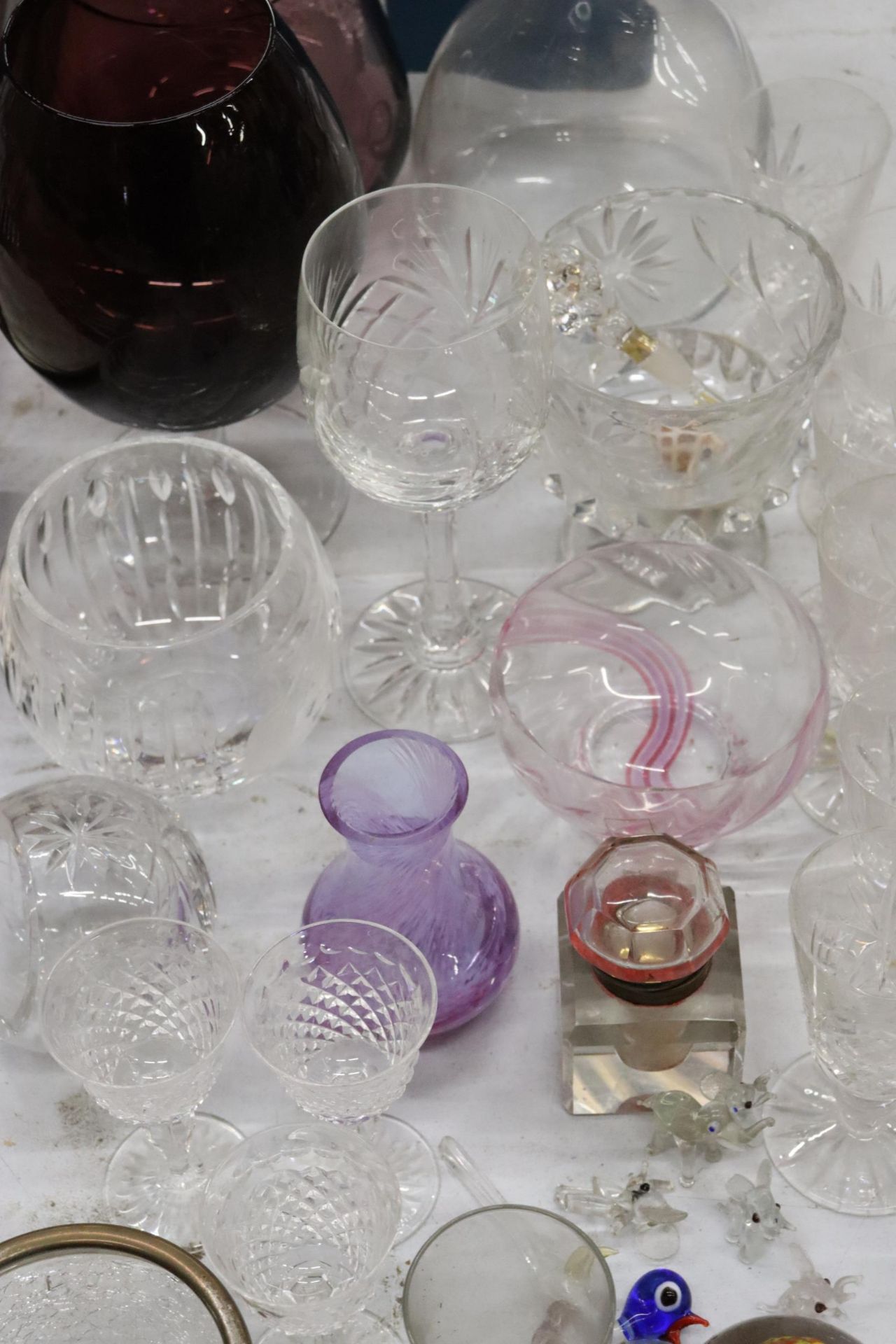A QUANTITY OF GLASSWARE TO INCLUDE DECANTERS, GLASSES, BOWLS, A SCENT BOTTLE, PAPERWEIGHT, ETC - Image 10 of 10