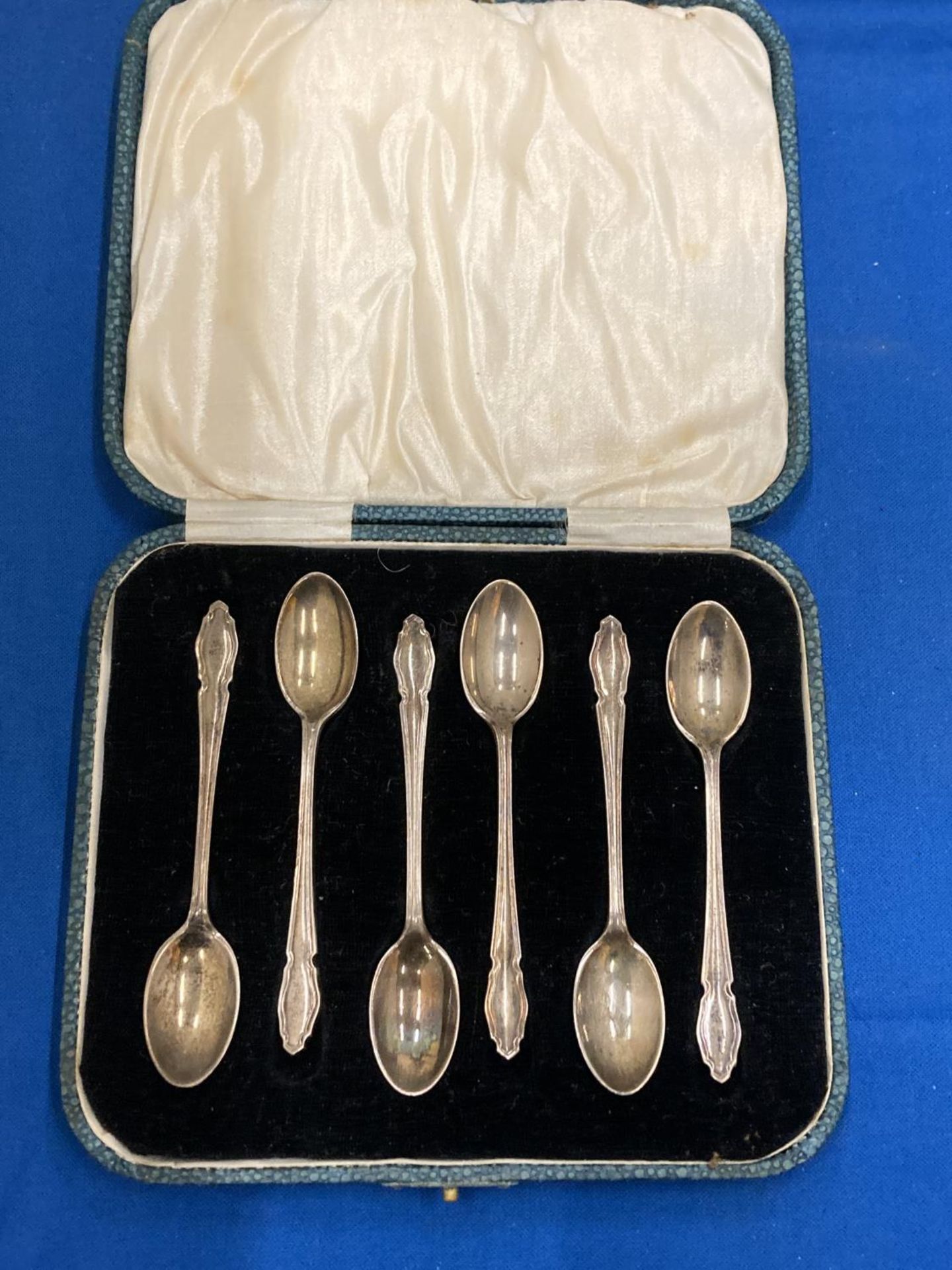 A SET OF SIX HALLMARKED LONDON SILVER COFFEE SPOONS IN A PRESENTATION CASE