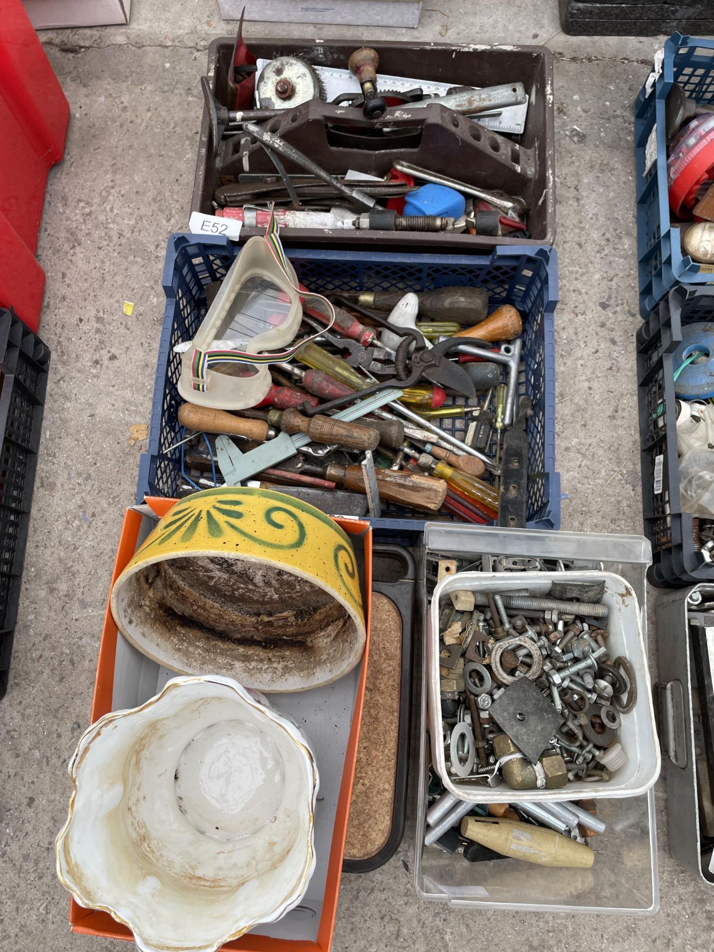 AN ASSORTMENT OF ITEMS TO INCLUDE SCREW DRIVERS, PLANTERS AND BOLTS ETC