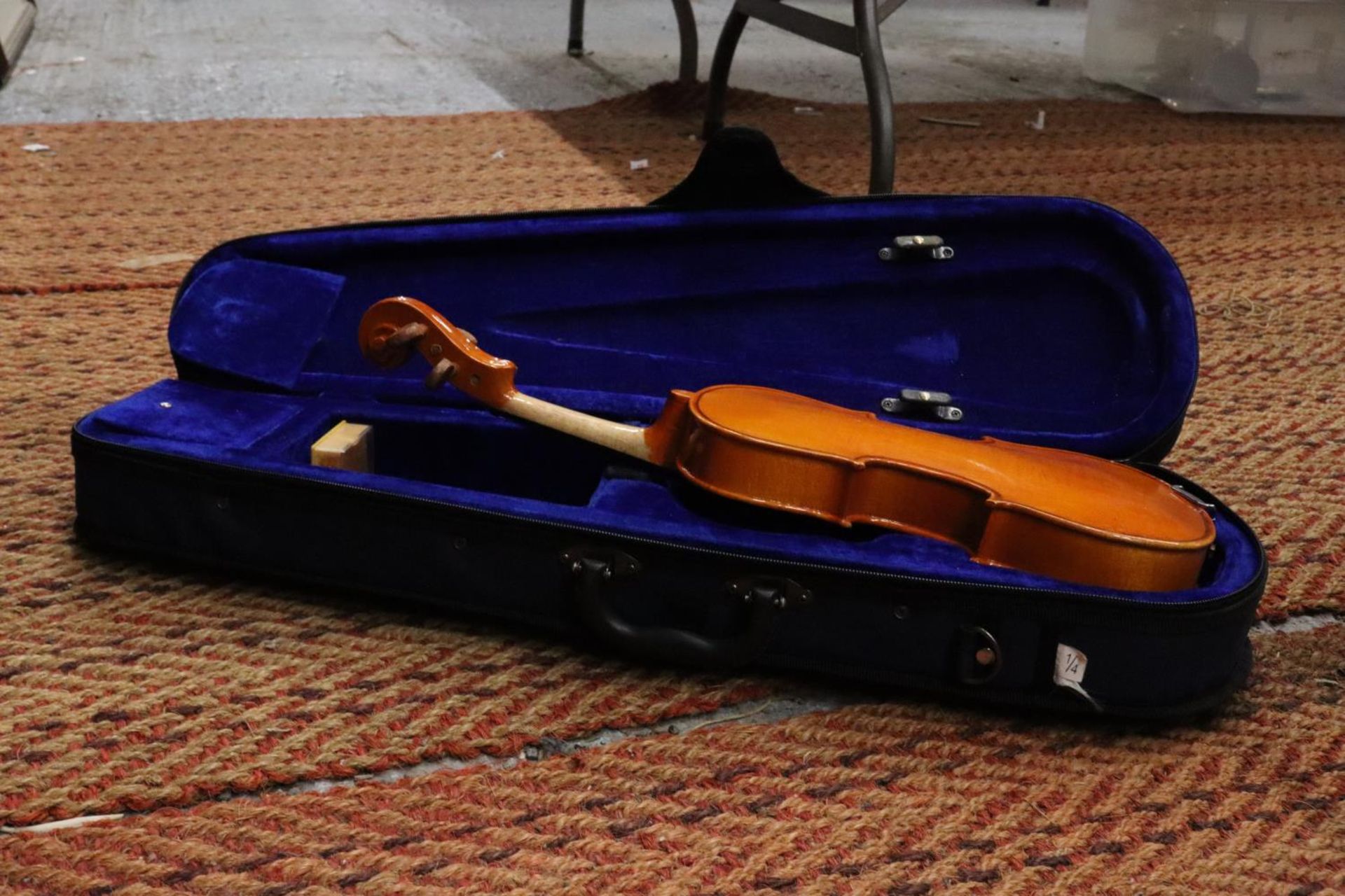 A STENTOR STUDENT 1/4 VIOLIN IN A CASE - Image 6 of 6