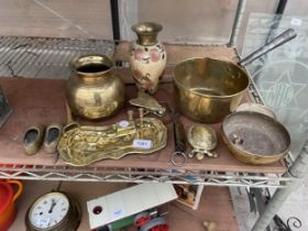 AN ASSORTMENT OF BRASS ITEMS TO INCLUDE A HEAVY PLANTER, A CLOISONNE VASE, A SAUCEPAN AND FIGURES