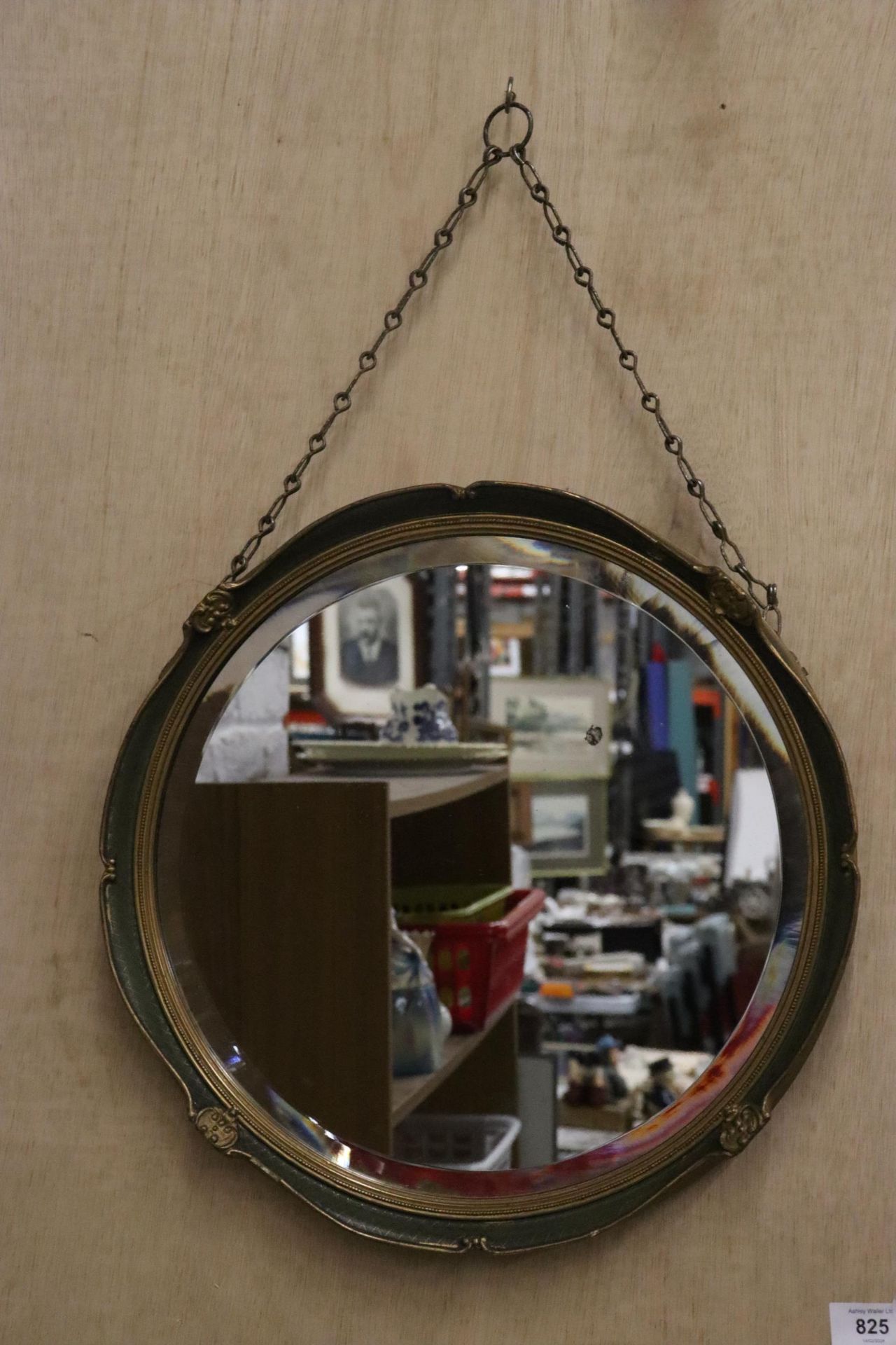 A VINTAGE ROUND MIRROR WITH GILT AND GREEN FRAME, AND CHAIN HANGING, DIAMETER 40CM - Image 4 of 5