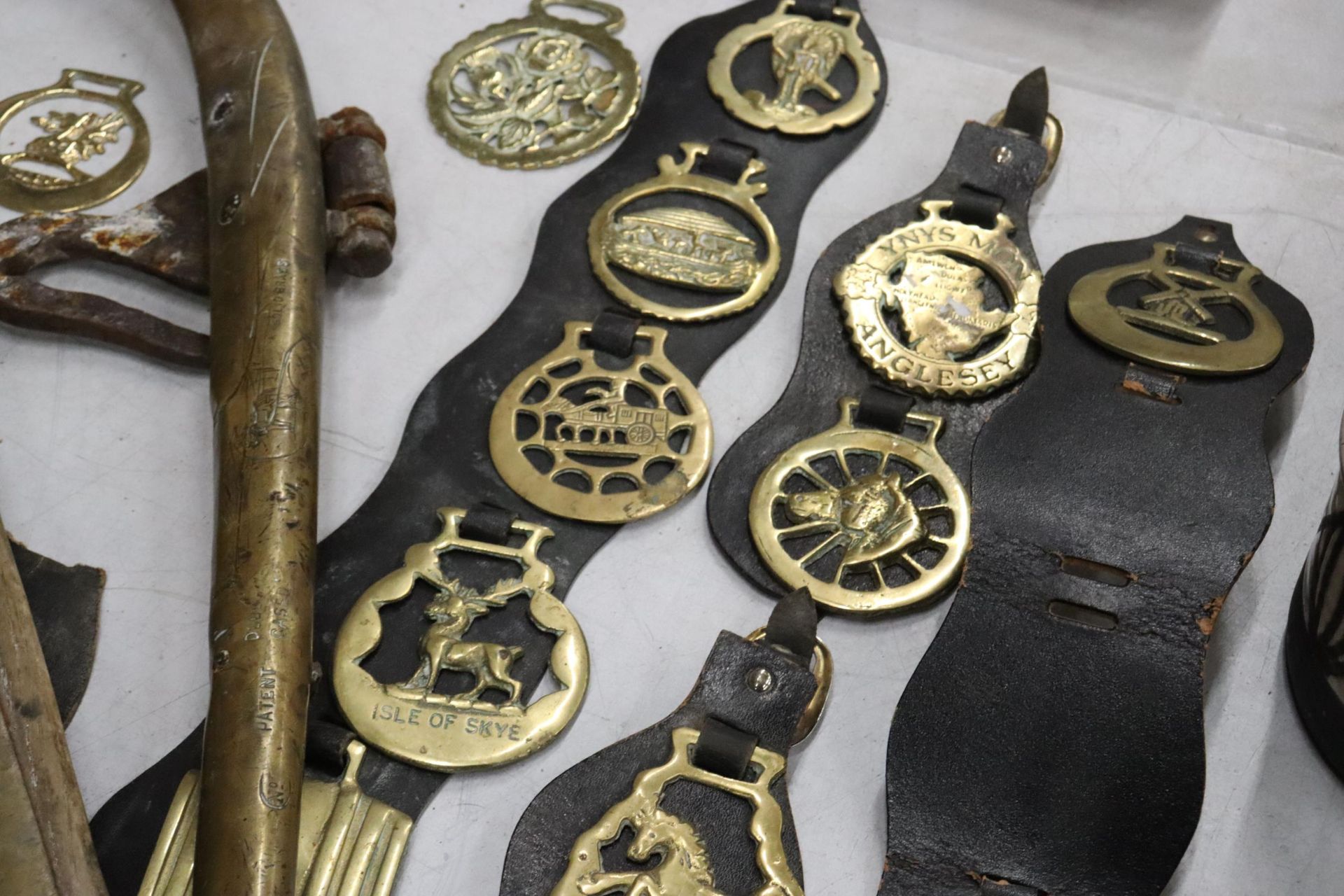 A LARGE COLLECTION OF VINTAGE HORSE BRASSES, ETC TO INCLUDE HORSE HAMES, HORSE BRASSES ON - Image 5 of 9