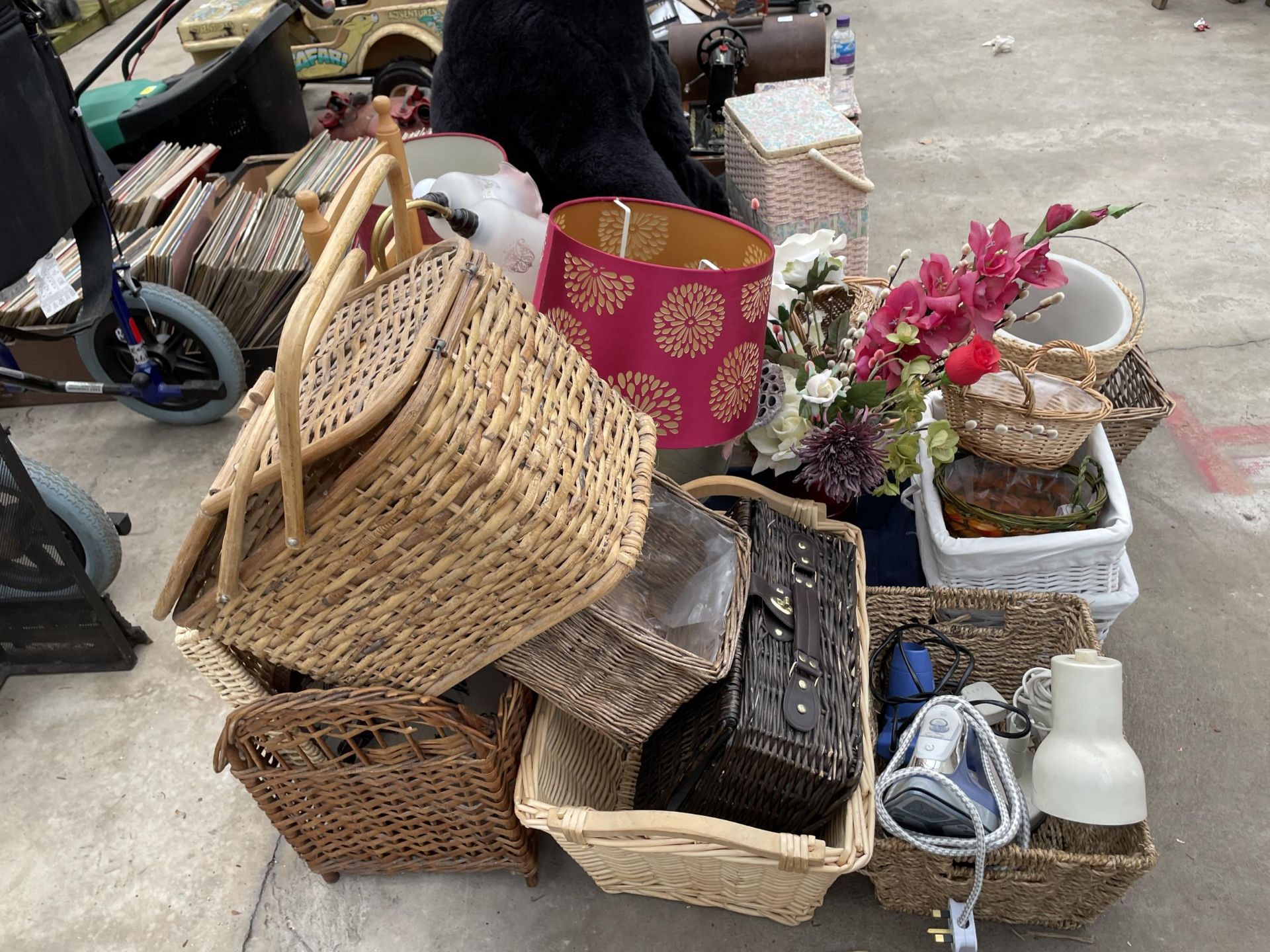 A LARGE ASSORTMENT OF ITEMS TO INCLUDE WICKER BASKETS, LIGHT FITTINGS AND A CHILDS CHAIR ETC - Image 4 of 5