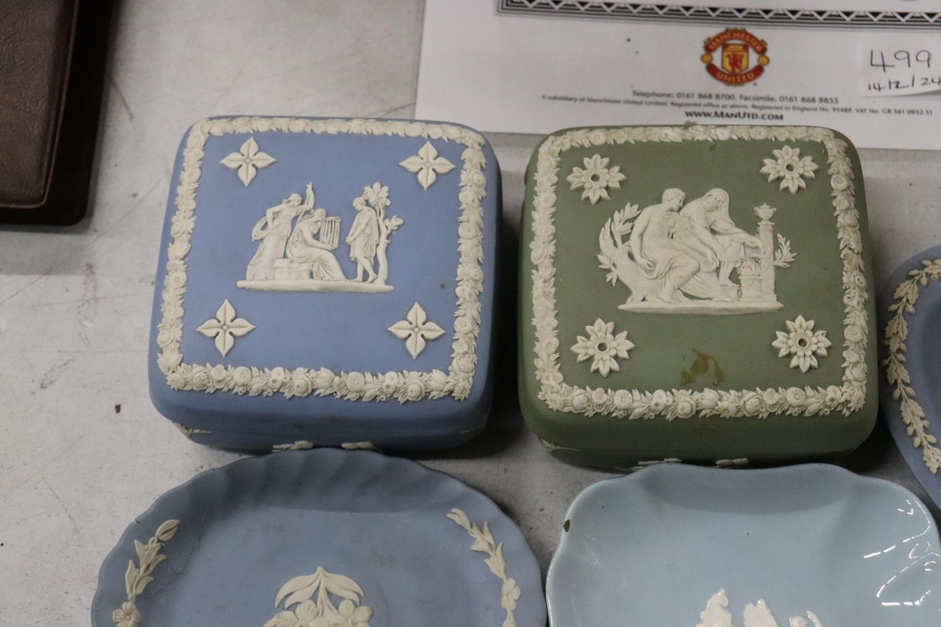 A COLLECTION OF WEDGWOOD JAPERWARE TRINKET BOXES AND PIN TRAYS TO INCLUDE LILAC AND GREEN - Image 2 of 9