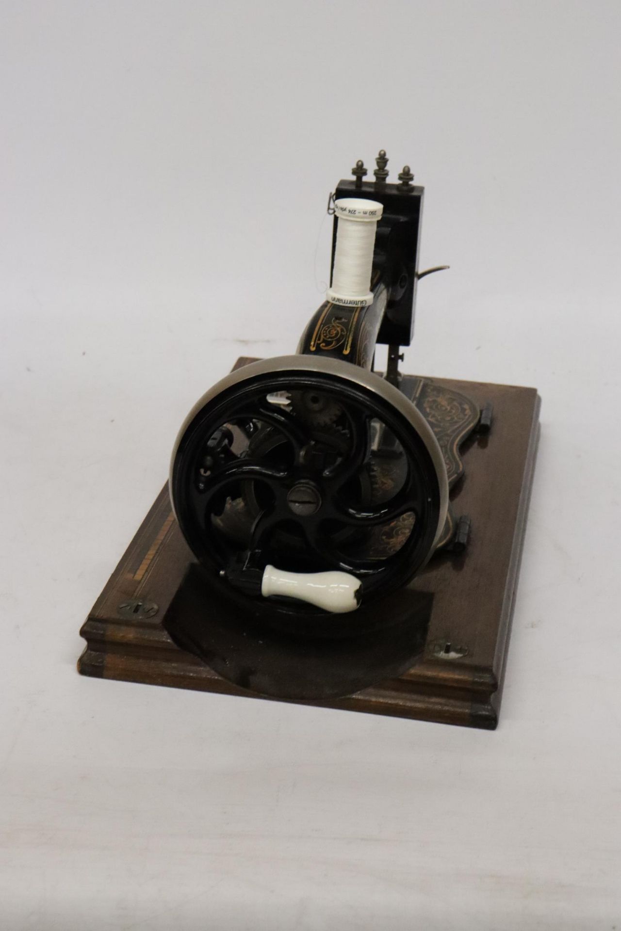 A VINTAGE WINSELMANN 'TITAN' SEWING MACHINE WITH ORIGINAL CASE AND KEY - Image 5 of 7