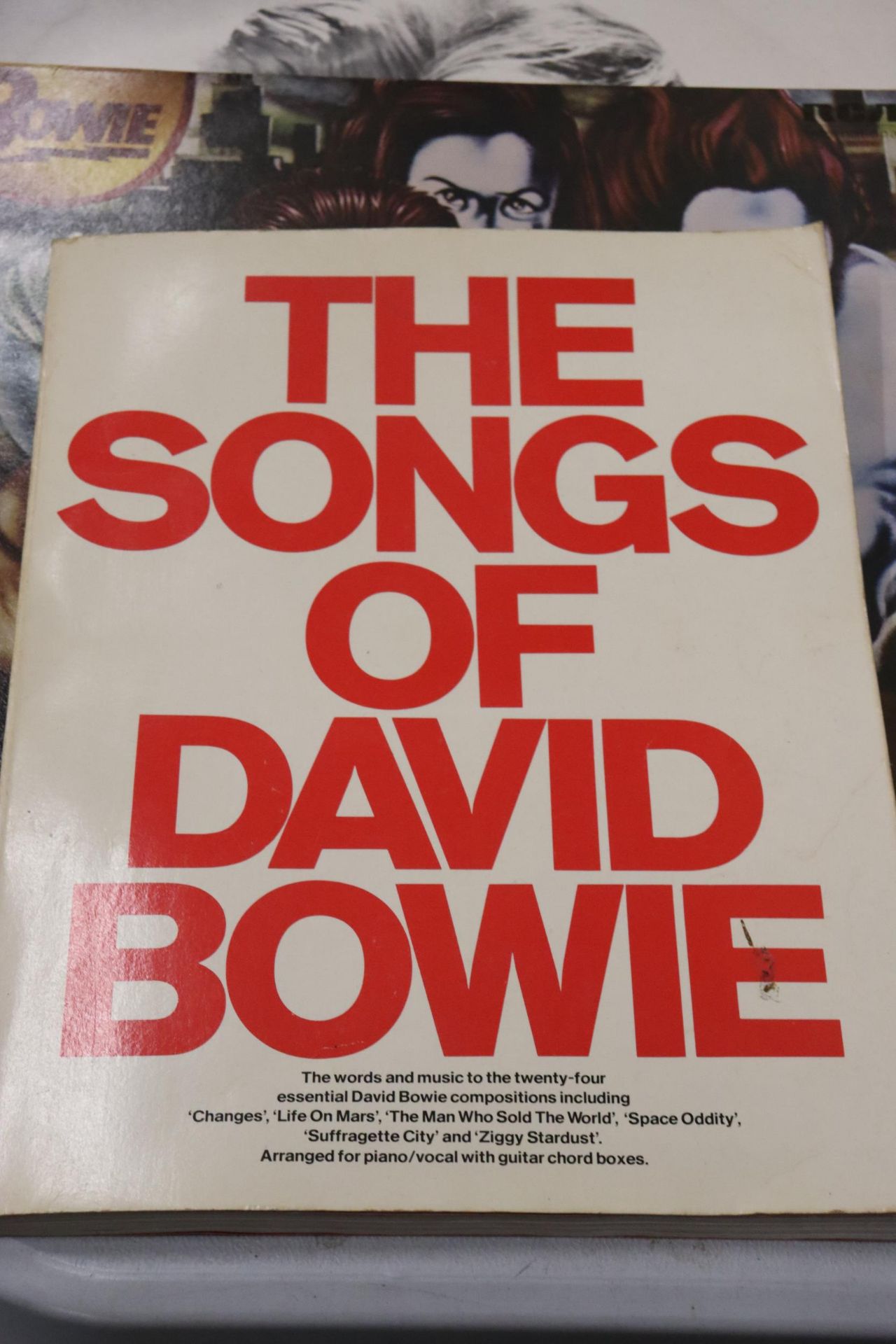 THREE DAVID BOWIE VINYL LP RECORDS TO INCLUDE DIAMOND DOGS, CHANGES ONE BOWIE AND ALADDIN SANE - Image 2 of 5