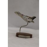 A CHROME MODEL OF AN AVRO VULCAN AEROPLANE ON A HARDWOOD BASE WITH HISTORY PLAQUE, HEIGHT 20 CM