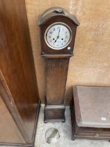 AN OAK EARLY TWENTIETH CENTURY GRANDMOTHER CLOCK