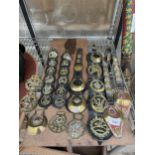 AN ASSORTMENT OF VINTAGE HORSE BRASS' TO INCLUDE SIX SETS ON MARTINGALES AND SOME BEARING NAMES ETC