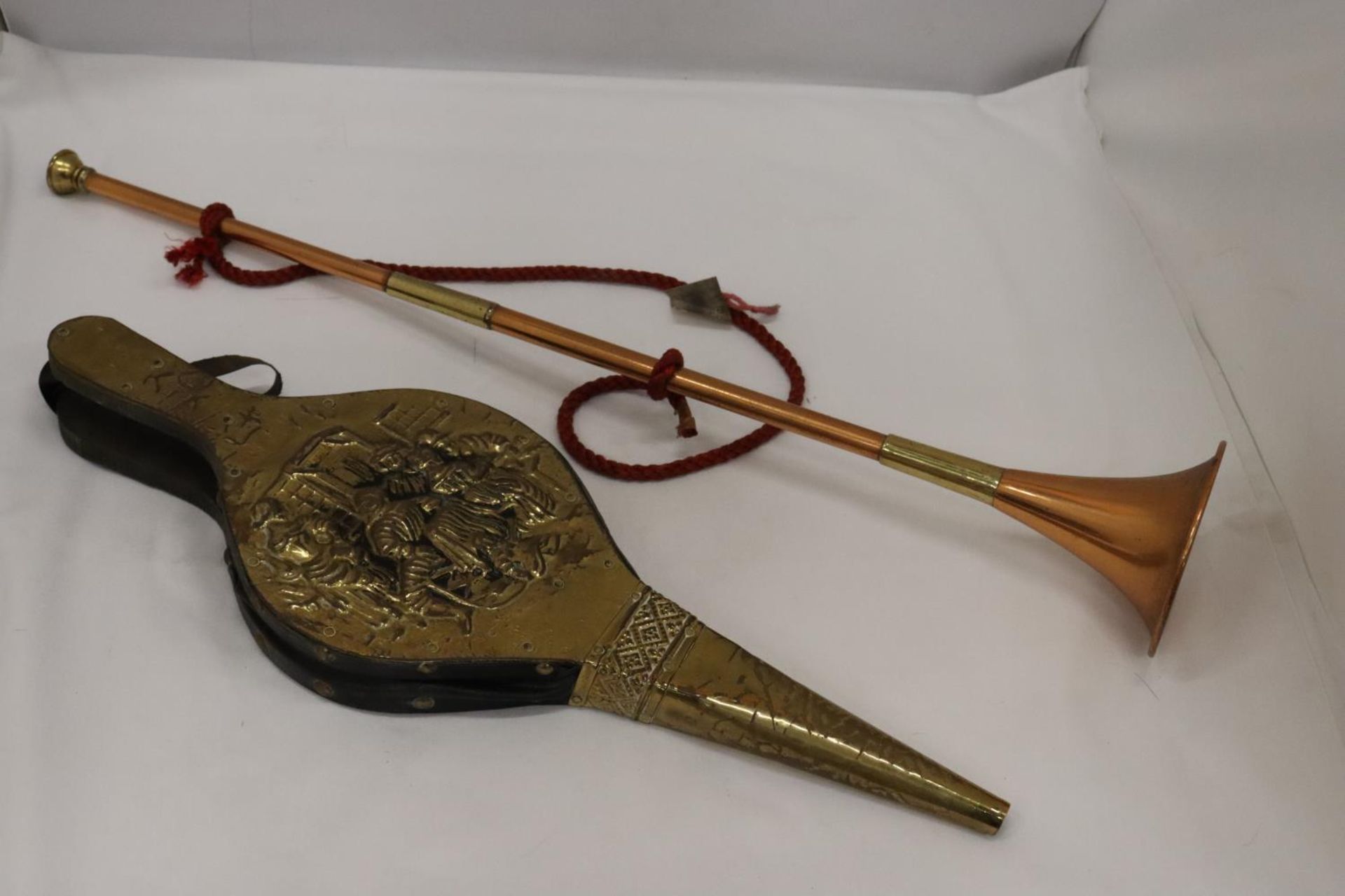 A COPPER AND BRASS HUNTING HORN AND A PAIR OF BRASS BELLOWS - Image 3 of 5