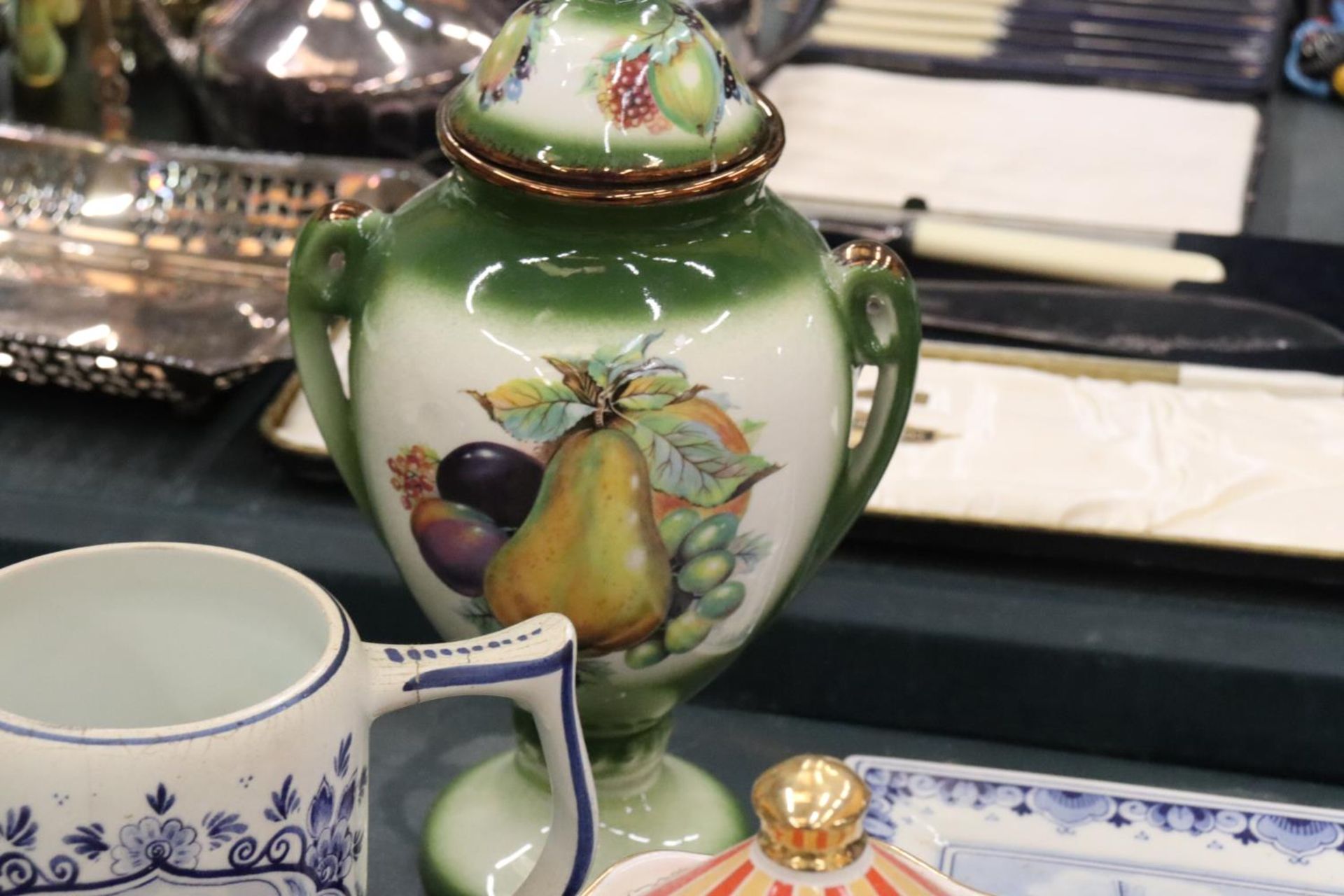 A MIXED LOT TO INCLUDE SADLER TEAPOTS, LIMOGES HANDPAINTED HINGED EGG TRINKET, DELFT BLUE TANKARD, - Image 11 of 12