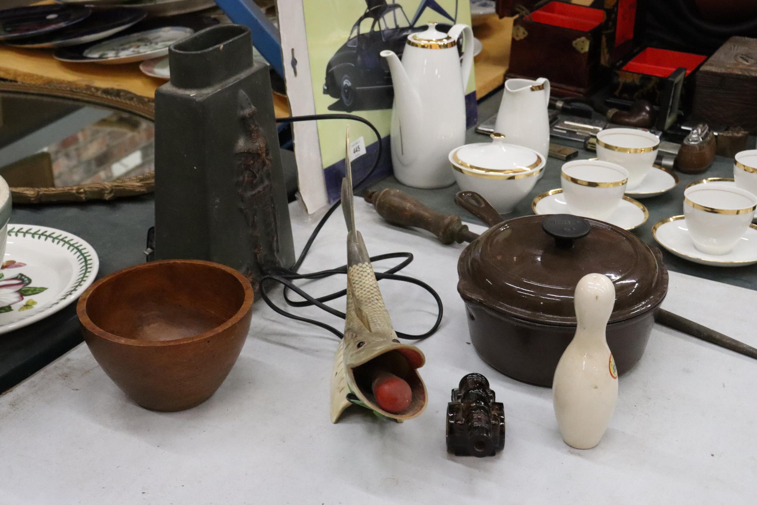 A MIXED VINTAGE LOT TO INCLUDE A FISH LAMP, A STONEWARE VASE WITH KNIGHT DETAIL TO THE FRONT, HEIGHT - Image 3 of 8