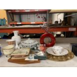 A MIXED LOT TO INCLUDE CABINET PLATES, A CAVERSWALL VASE, FOLEY CHINA BOWL, FLOWER PRESS, SPODE