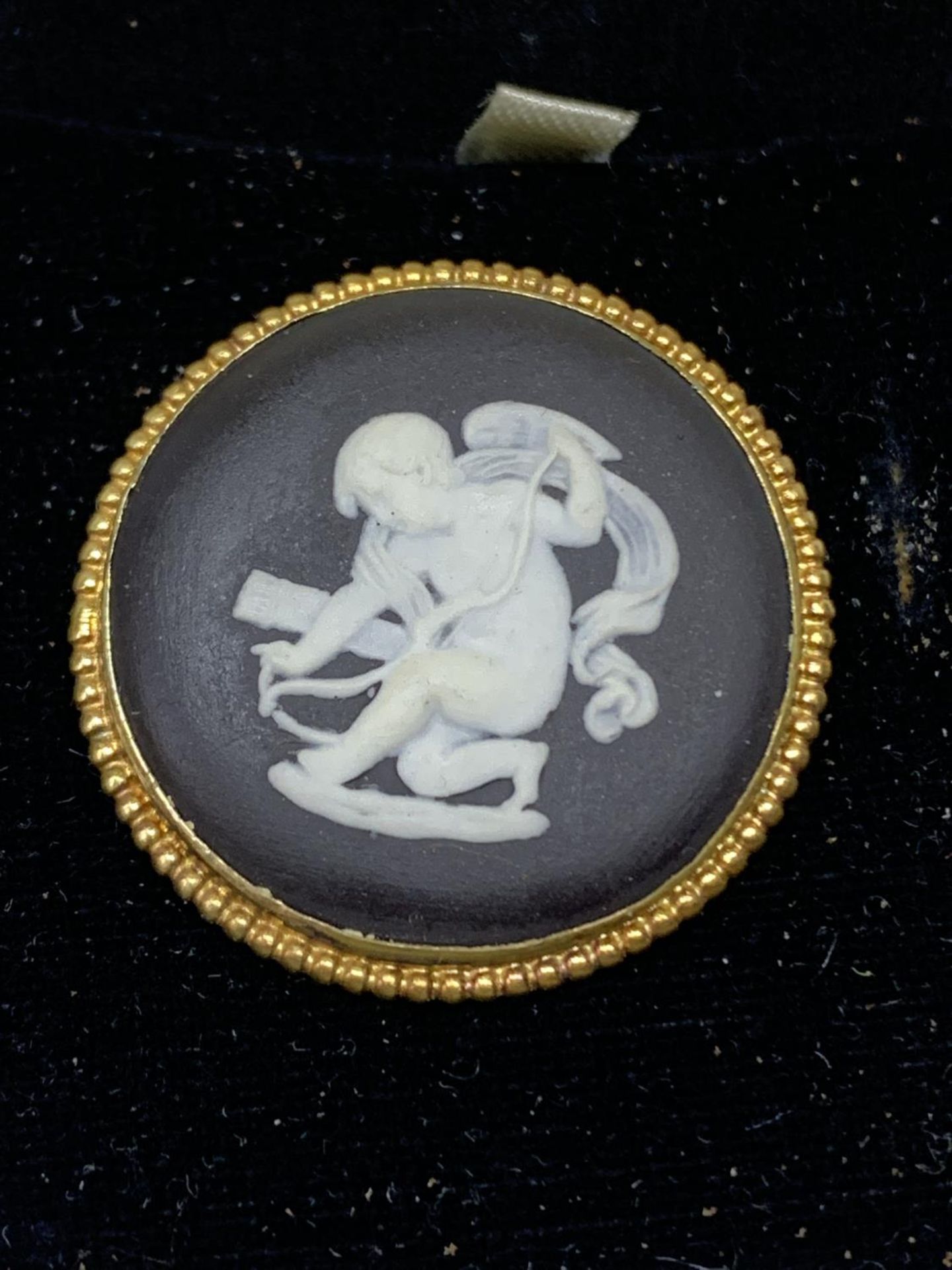 A BLACK AND WHITE WEDGWOOD JASPERWARE BROOCH - Image 2 of 2