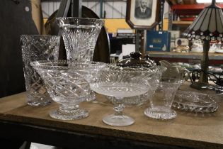 A QUANTITY OF GLASSWARE TO INCLUDE VASES, BOWLS, ETC - 7 PIECES IN TOTAL