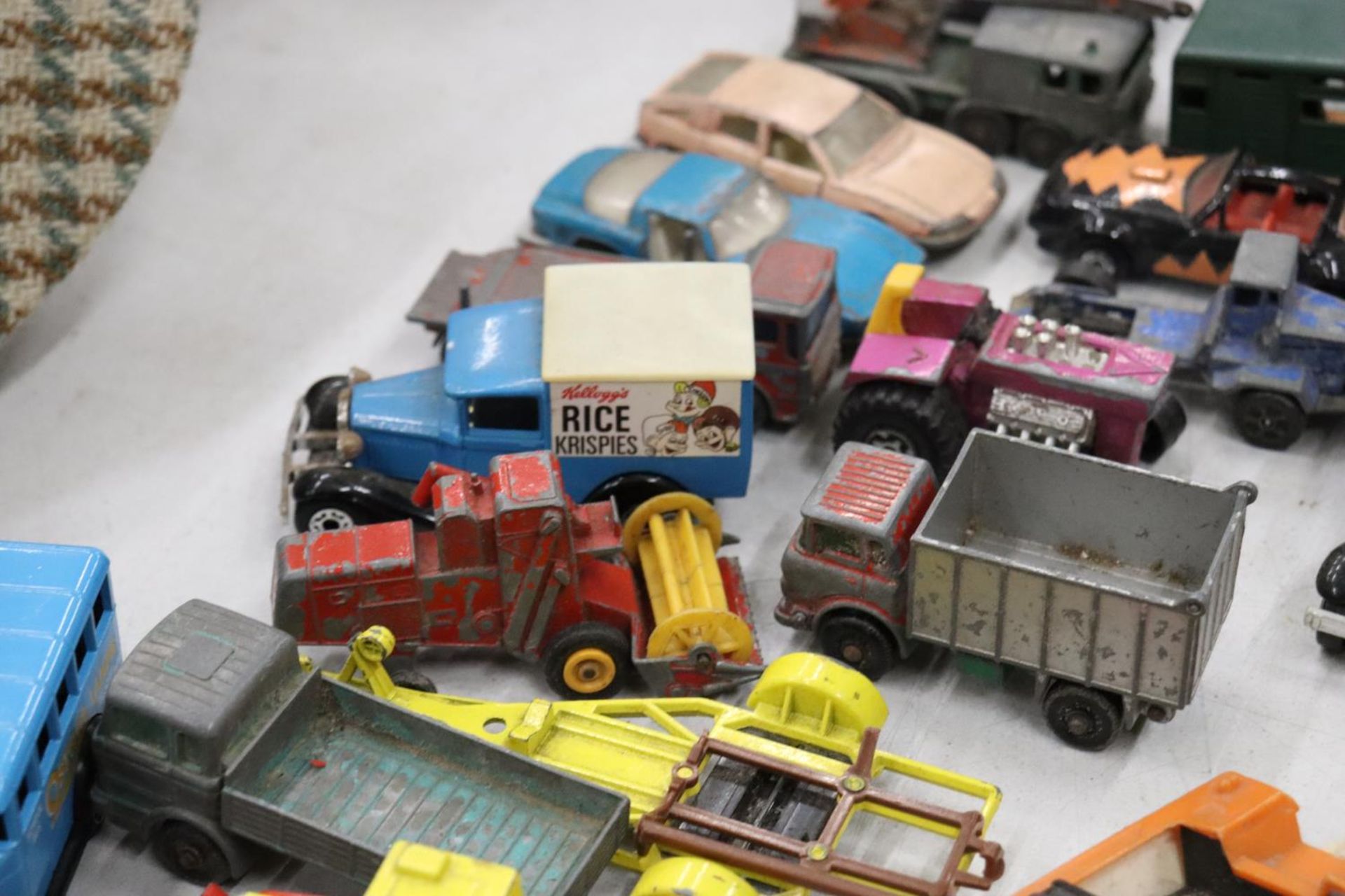 A QUANTITY OF VINTAGE MATCHBOX AND LESNEY DIECAST VEHICLES - Image 2 of 8