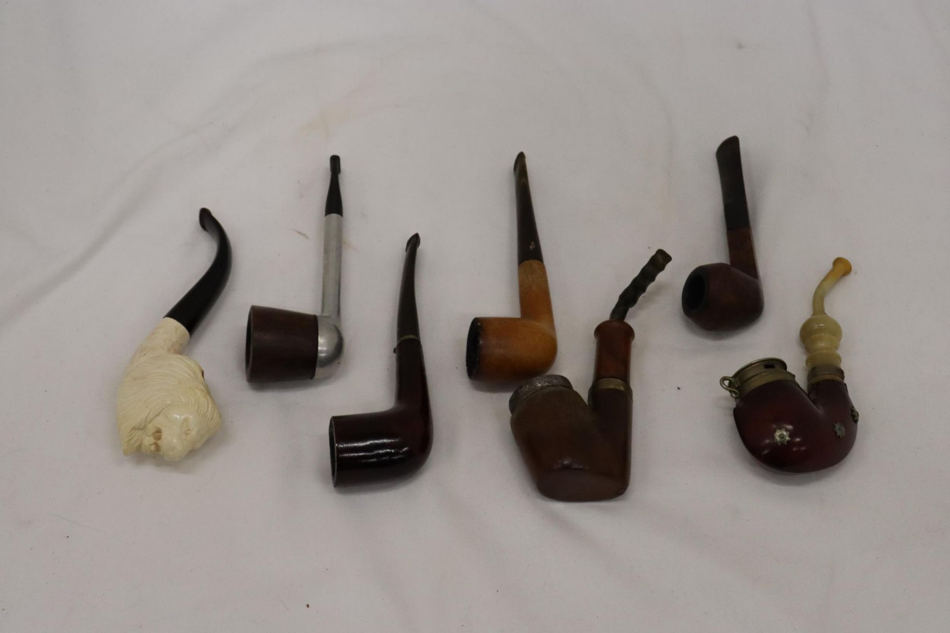 A COLLECTION OF VINTAGE PIPES TO INCLUDE ONE WITH A LION'S HEAD BOWL, GENUINE BLOCK MEERSCHAUM,