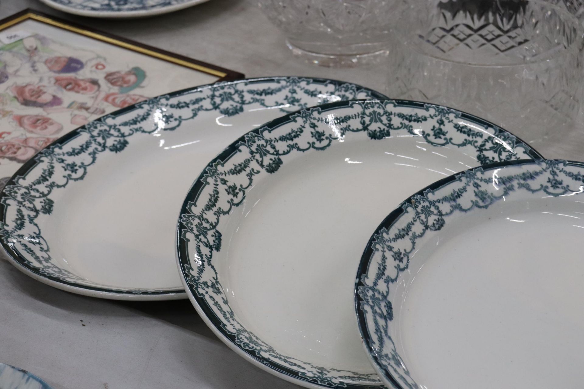 FIVE LARGE PIECES OF VINTAGE STAFFORDSHIRE 'LOUVRE' PATTERN DINNERWARE TO INCLUDE TWO LIDDED SERVING - Image 6 of 7