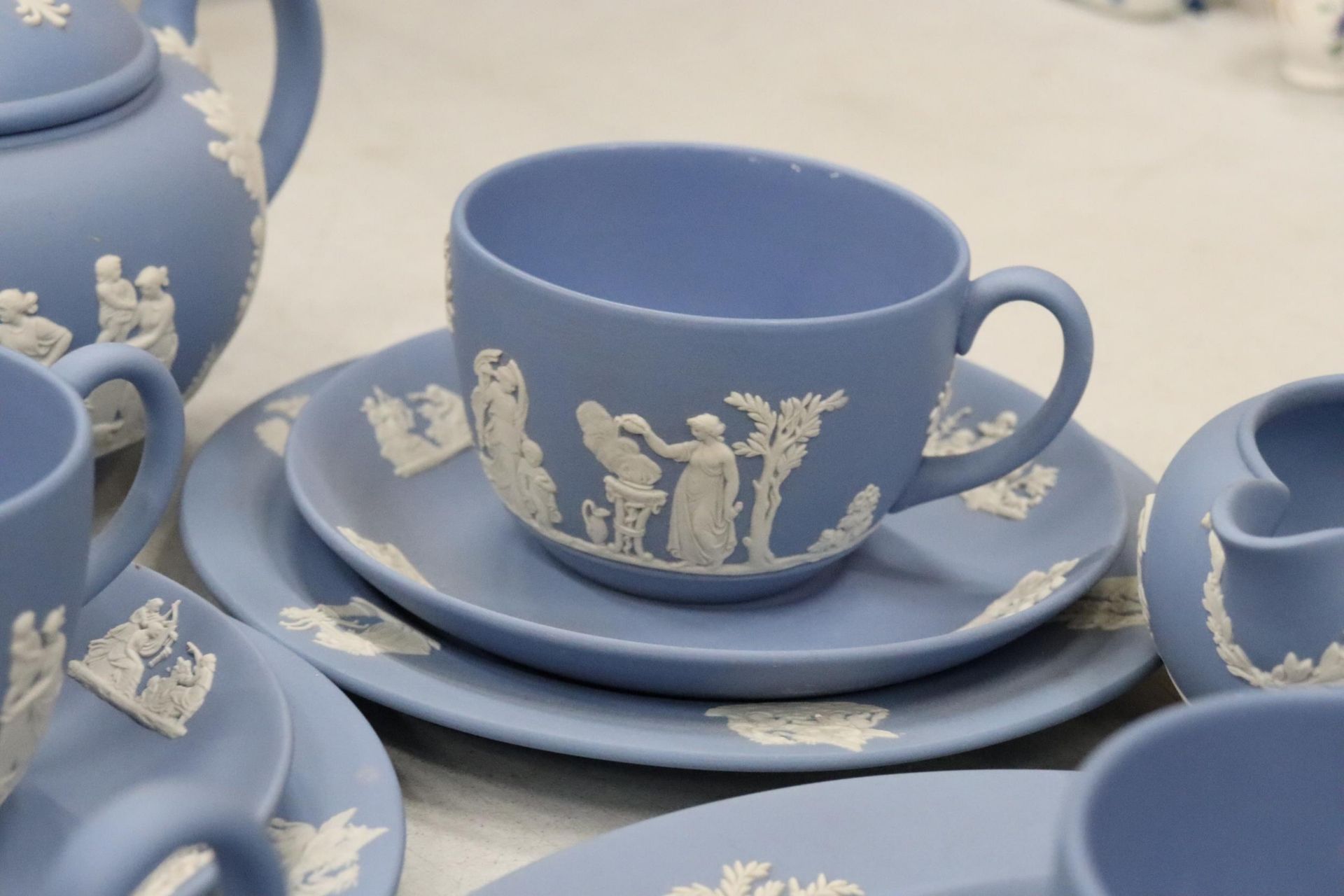 A WEDGWOOD JASPERWARE TEASET TO INCLUDE A TEAPOT, CREAM JUG, SUGAR BOWL,CUPS, SAUCERS, SIDE PLATES - Image 6 of 8