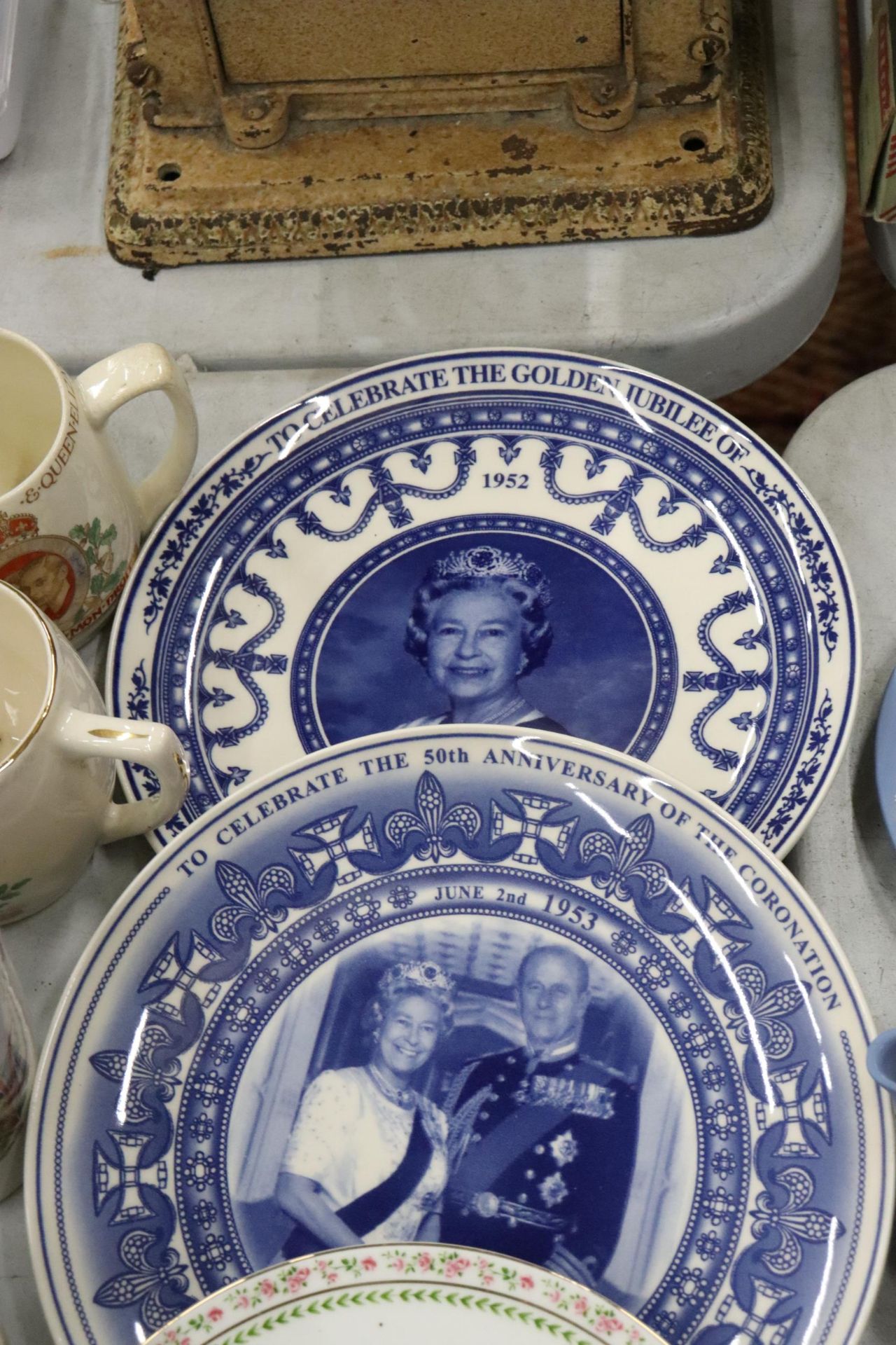 A COLLECTION OF ROYAL COMMEMORATIVE ITEMS TO INCLUDE CUPS, PLATES, PLUS GUINNESS CERAMICS - Image 2 of 11