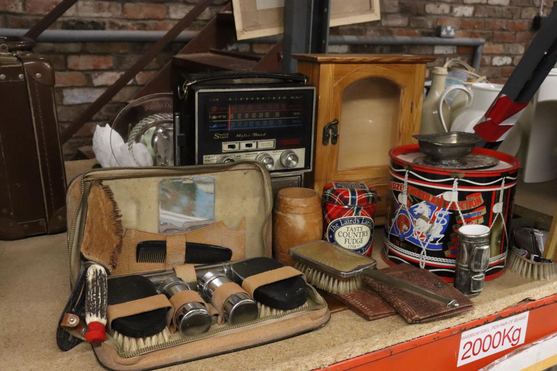 A MIXEDVINTAGE LOT TO INCLUDE TINS, AN AJAX RADIO, A GENTLEMEN'S GROOMING KIT, SMALL CUPBOARD, ETC - Image 2 of 10