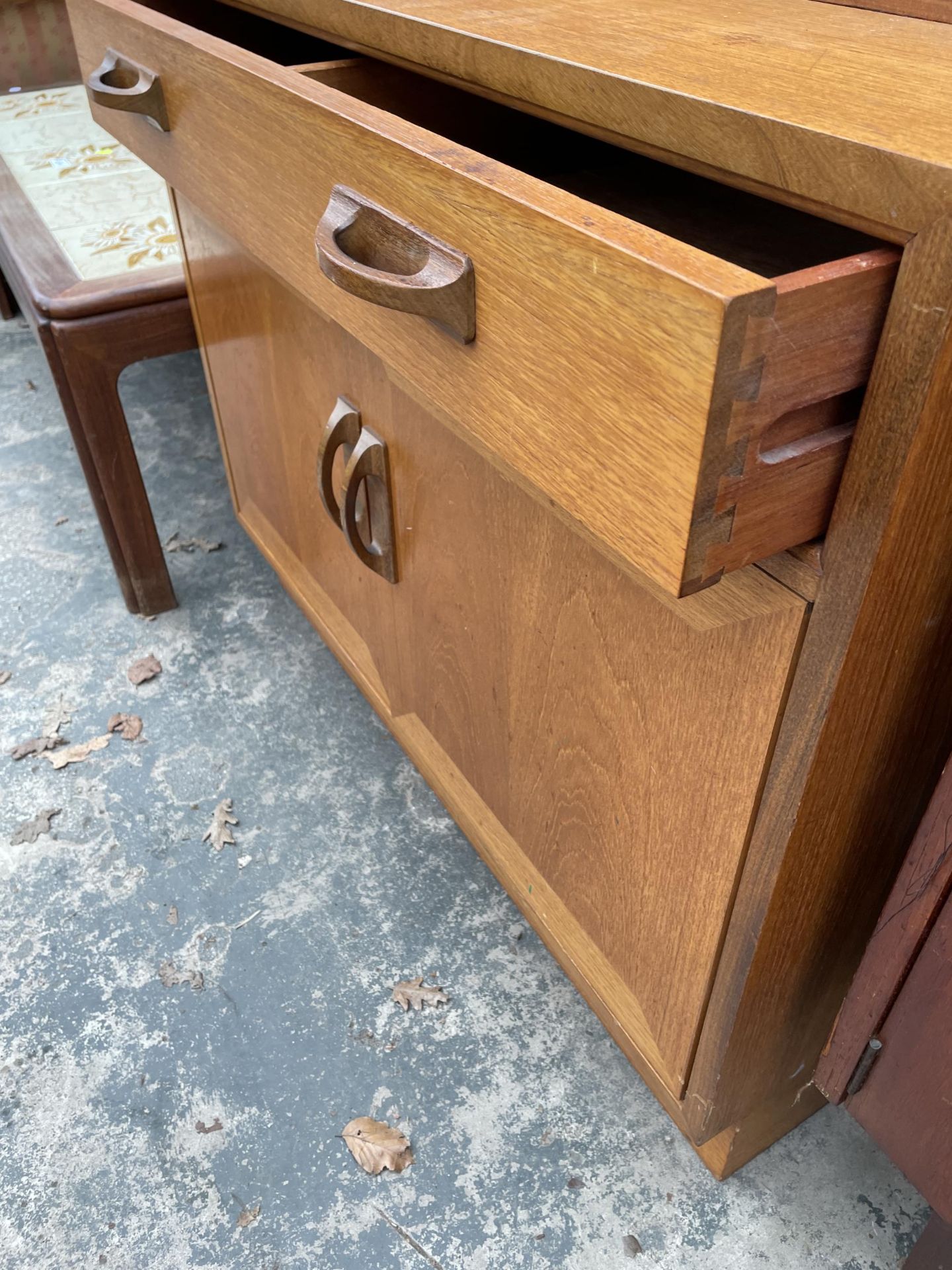 A RETRO TEAK G-PLAN COCKTAIL CABINET WITH DRAWERS AND CUPBOARDS TO BASE, 33" WIDE - Image 6 of 8