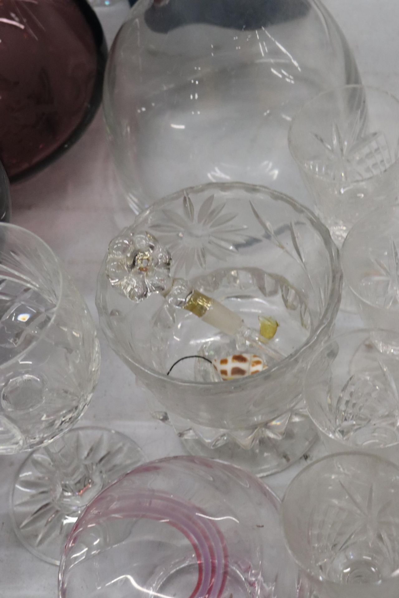 A QUANTITY OF GLASSWARE TO INCLUDE DECANTERS, GLASSES, BOWLS, A SCENT BOTTLE, PAPERWEIGHT, ETC - Image 8 of 10