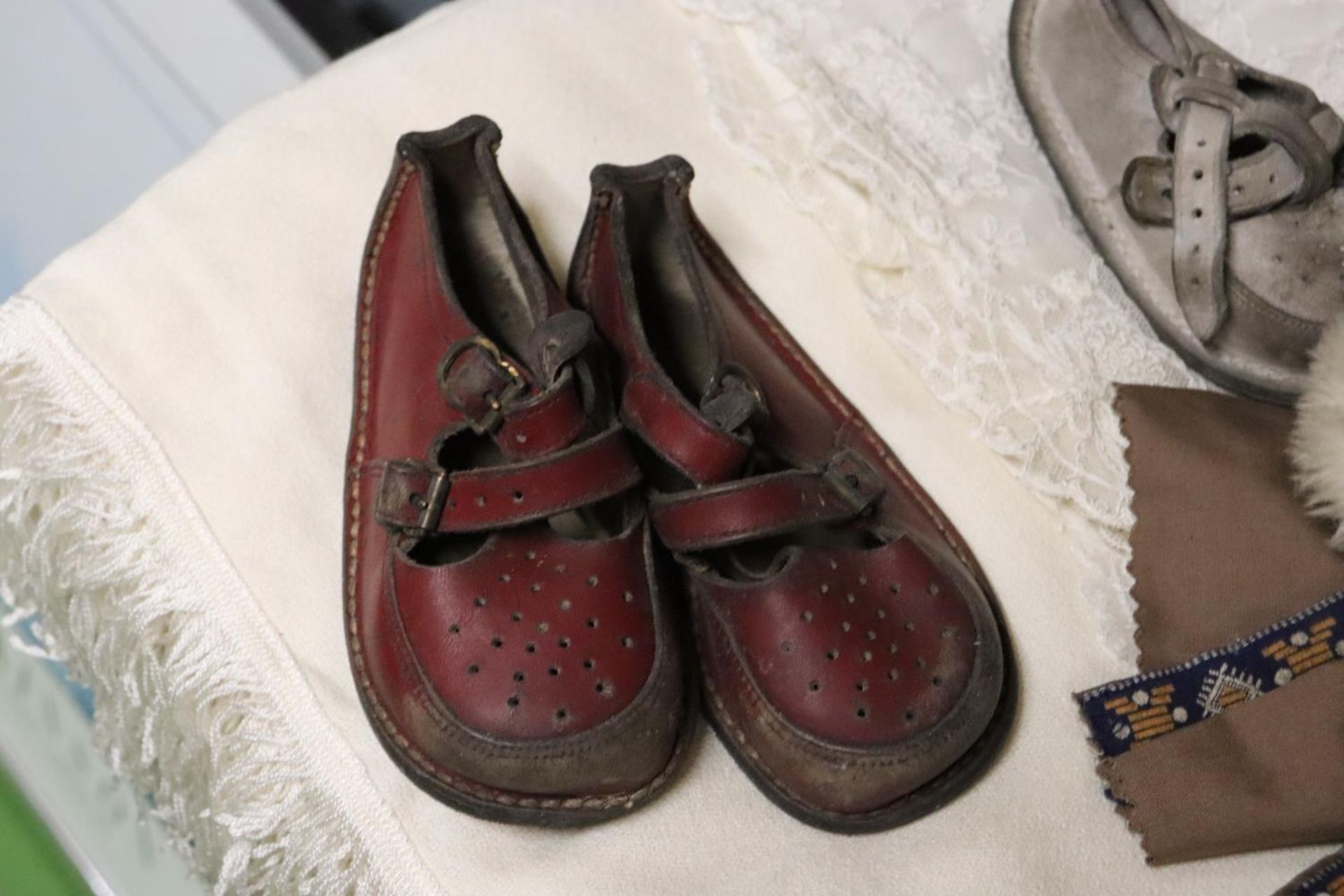 A QUANTITY OF VINTAGE CHILDREN'S CLOTHES AND SHOES - Image 2 of 6