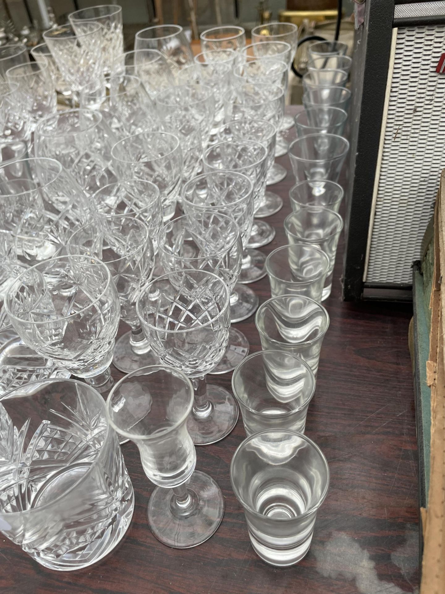 A LARGE QUANTITY OF CUT GLASS WARE TO INCLUDE SHERRY GLASSES, BRANDY BALLOONS AND WINE GLASSES ETC - Image 3 of 3