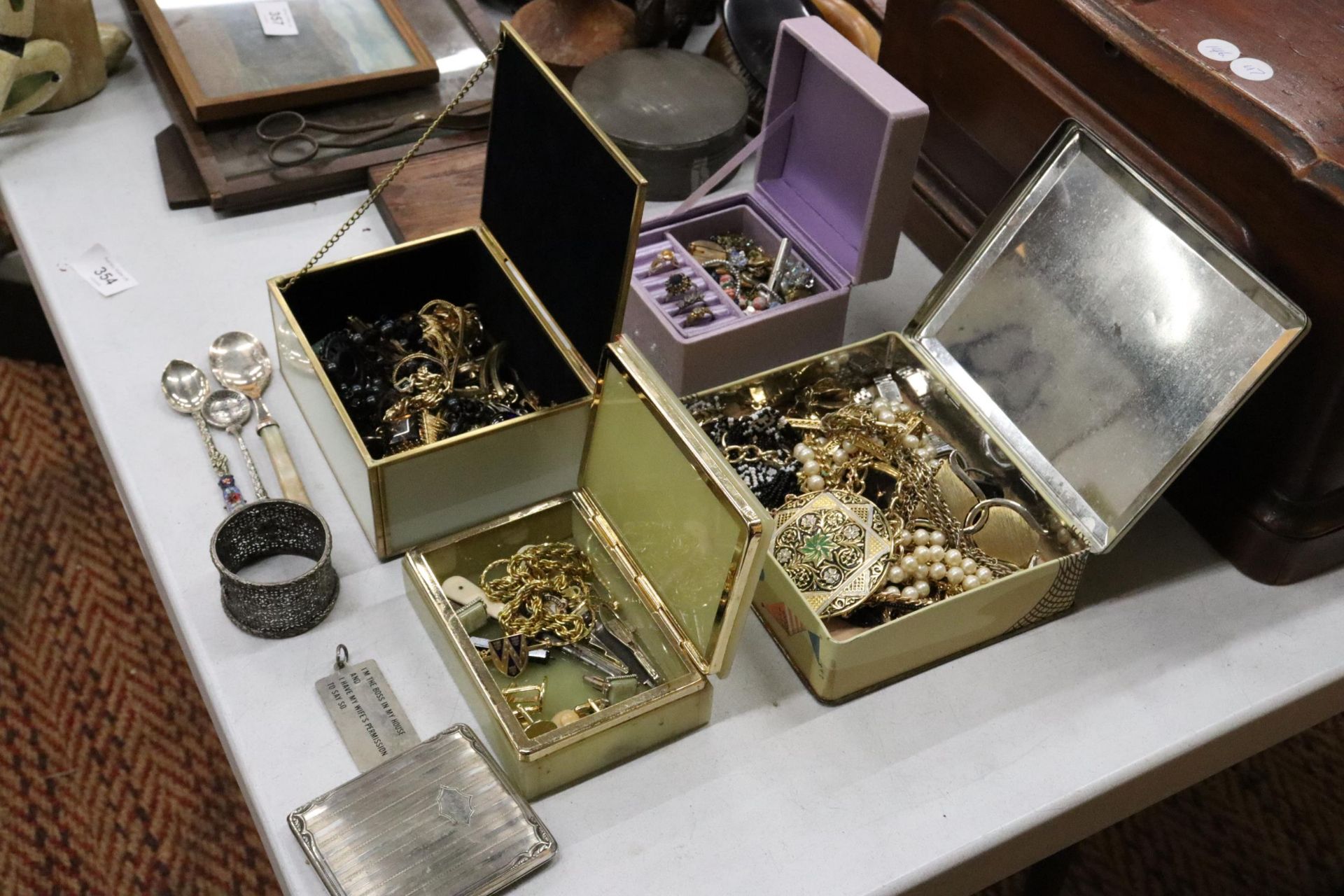 A QUANTITY OF COSTUME JEWELLERY TO INCLUDE NECKLACES, RINGS, BROOCHES, CUFFLINKS, A CIGARETTE - Image 2 of 10