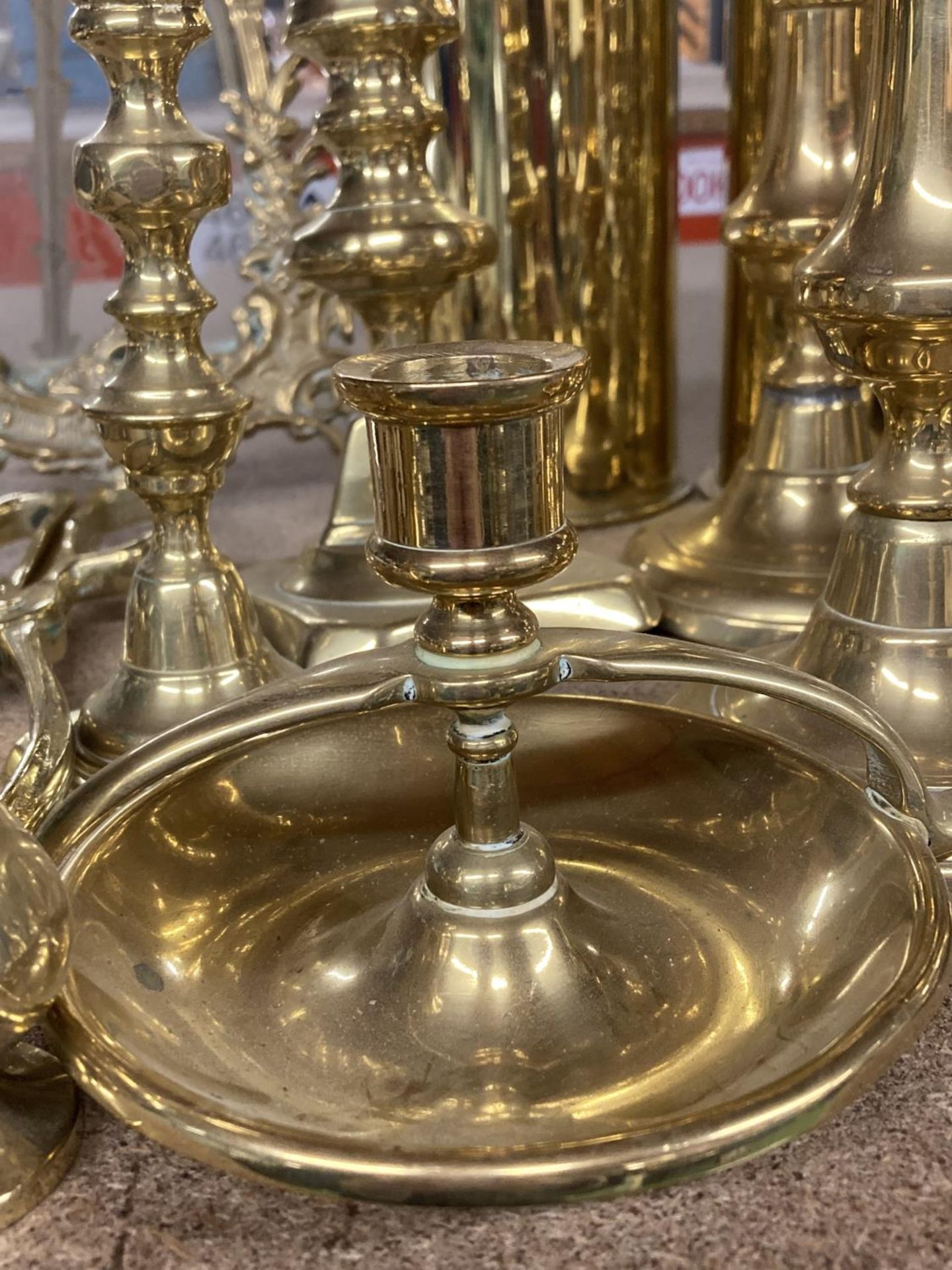 A QUANTITY OF BRASSWARE TO INCLUDE CANDLESTICKS, SHELL CASES, MIRROR, PHOTOGRAPH FRAME ETC - Image 3 of 4