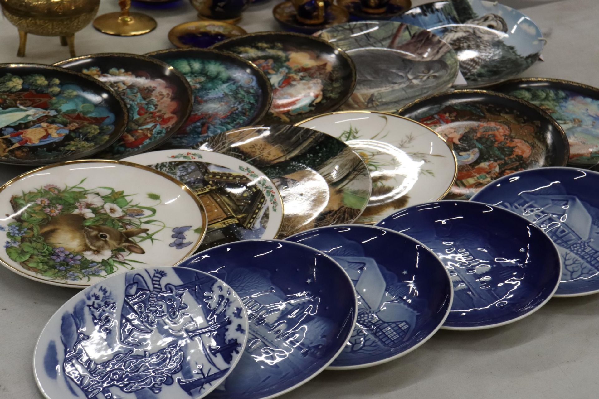 A LARGE COLLECTION OF CABINET PLATES TO INCLUDE BING & GRONDAHL, DENMARK, BRADEX RUSSIAN - Image 13 of 13