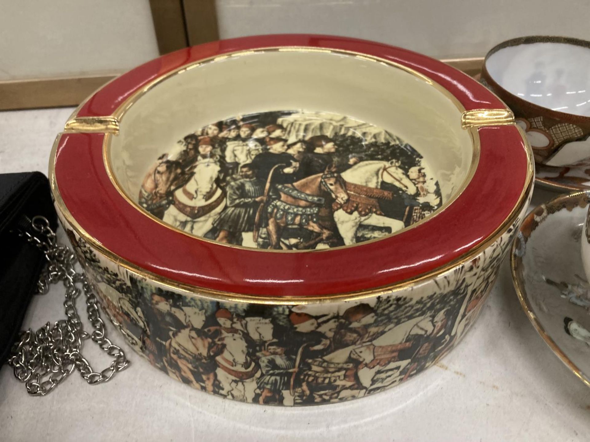 FOUR ORIENTAL CUPS AND SAUCERS, A LARGE ITALIAN CERAMIC BOWL WITH VINTAGE DECORATION, PLUS A ROUND - Image 2 of 9