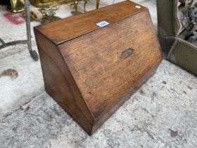 A VINTAGE OAK LETTER RACK DESK TIDY