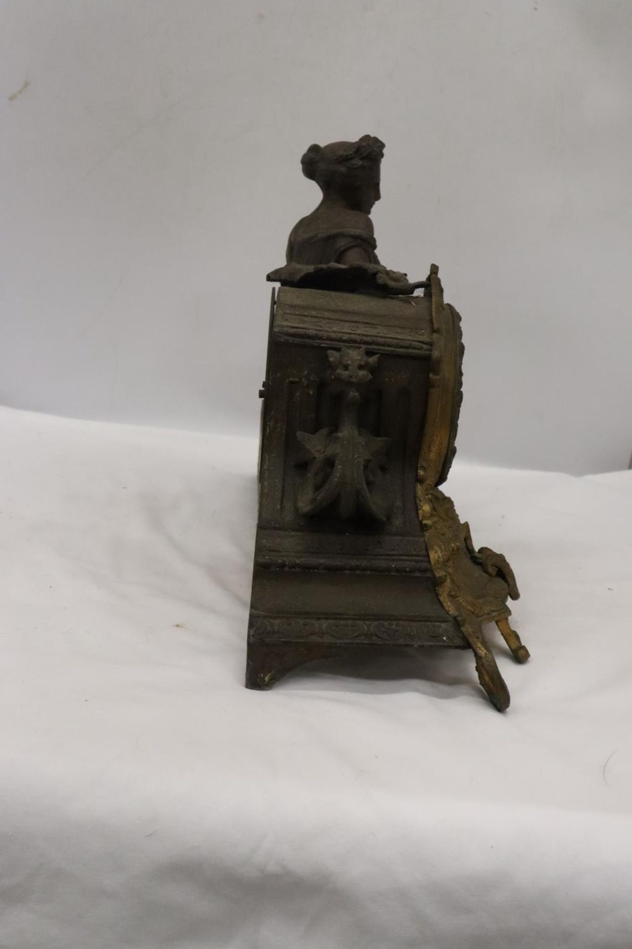 A VINTAGE ORNATE BRASS CLOCK WITH CLASSICAL FIGURE, HEIGHT 28CM, LENGTH 44CM - Image 3 of 6