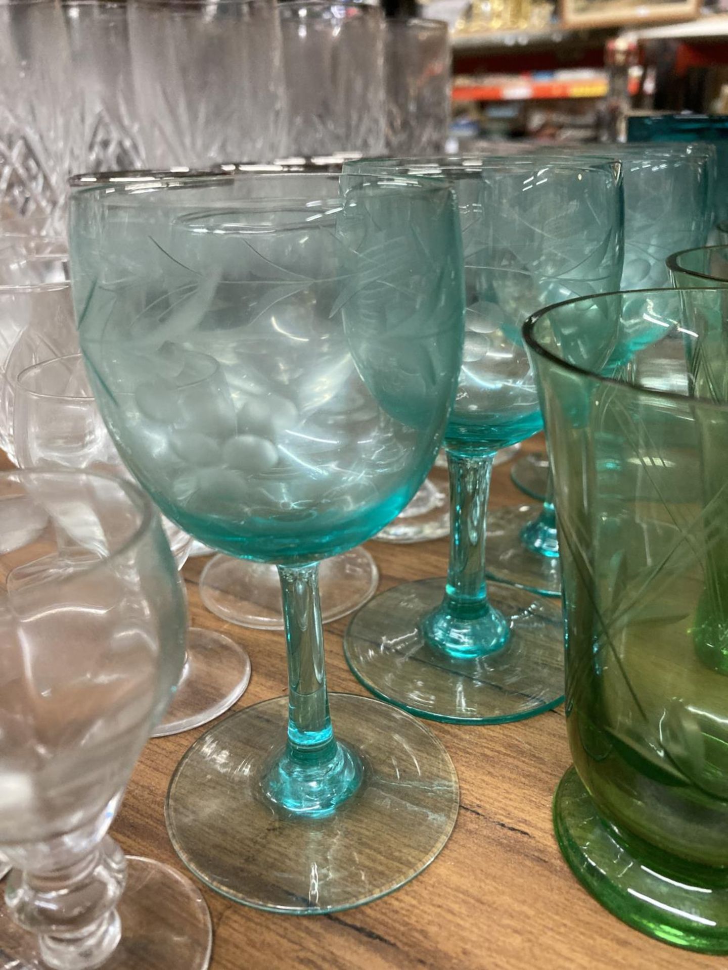 A LARGE QUANTITY OF GLASSES TO INCLUDE WINE, CHAMPAGNE FLUTES, SHERRY,BRANDY, ETC - Image 3 of 5