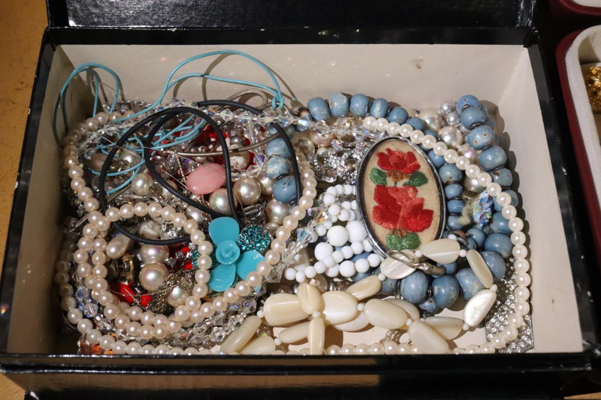 A LARGE QUANTITY OF COSTUME JEWELLERY - Image 7 of 8