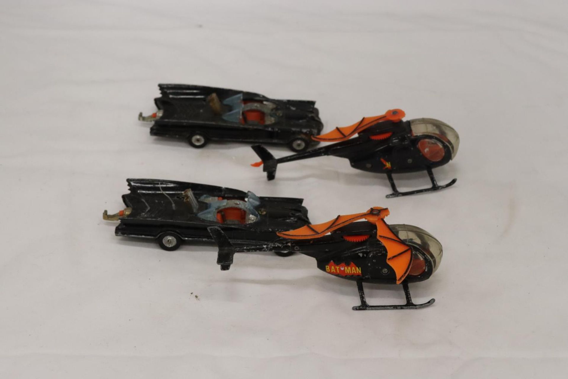 TWO CORGI BATMOBILES TOGETHER WITH TWO BATCOPTERS - Bild 4 aus 8