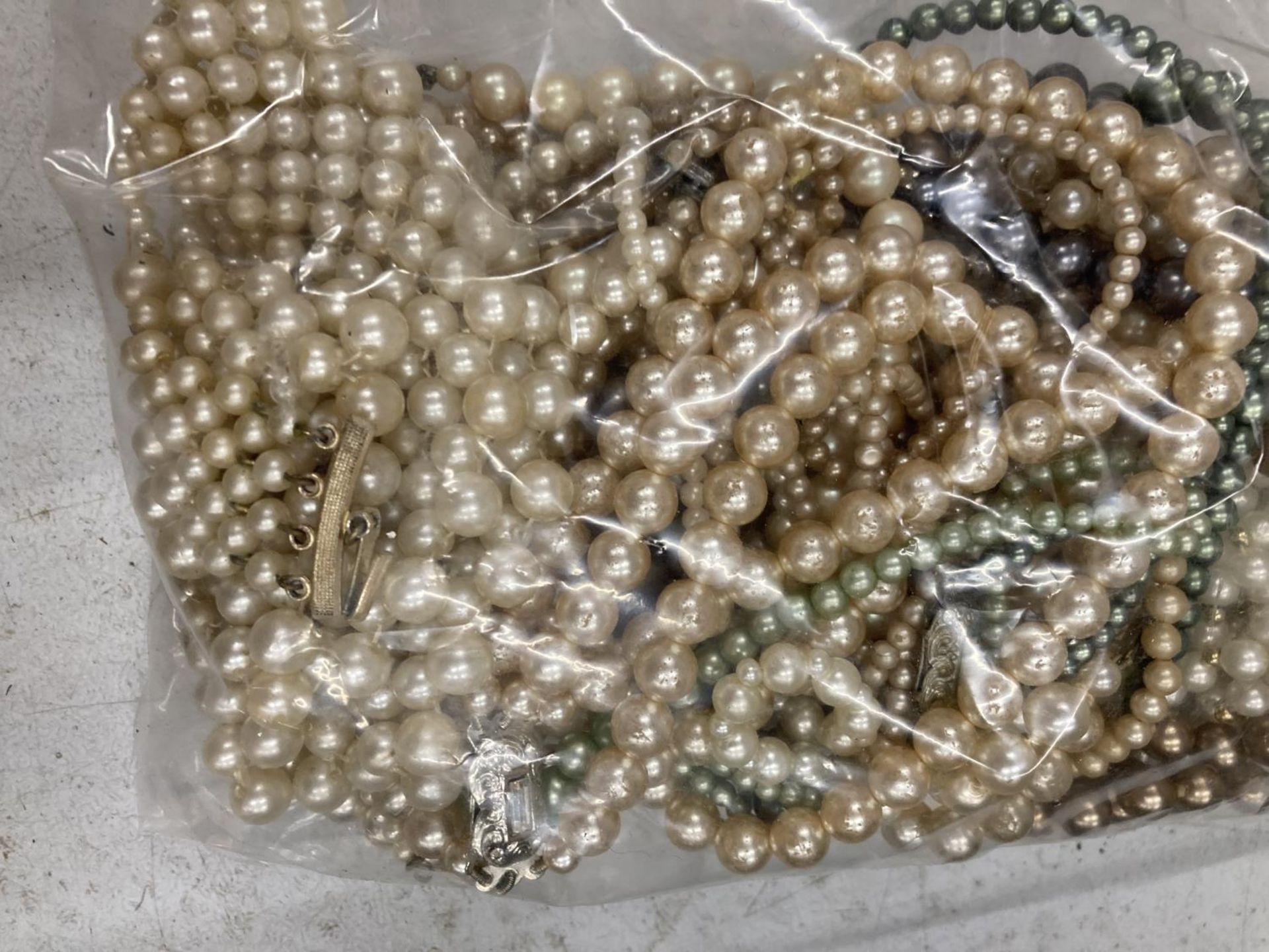 A LARGE QUANTITY OF PEARL NECKLACES - Image 3 of 3