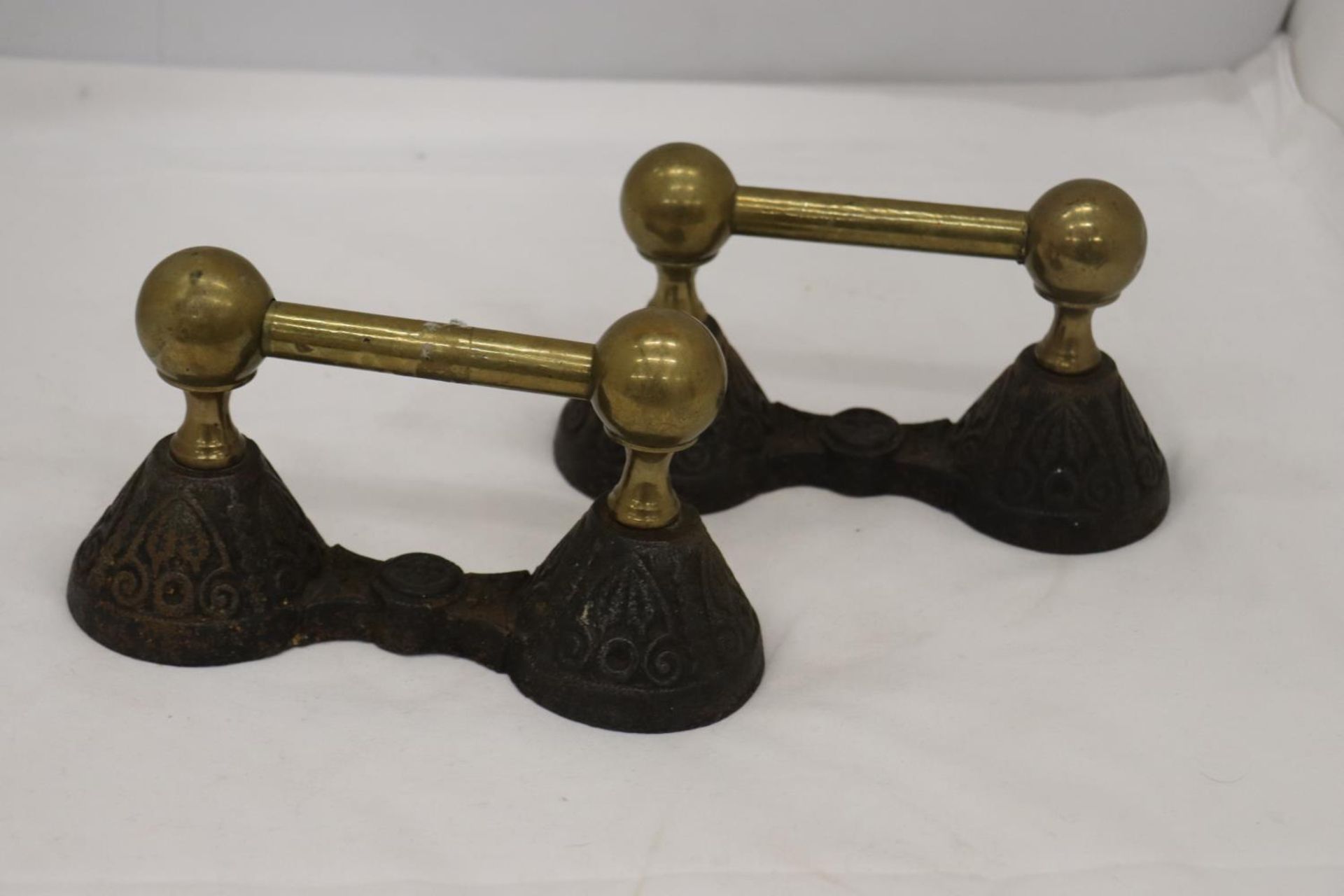 A PAIR OF VICTORIAN ORNATE BRASS CAST FIRE DOGS - Image 5 of 5