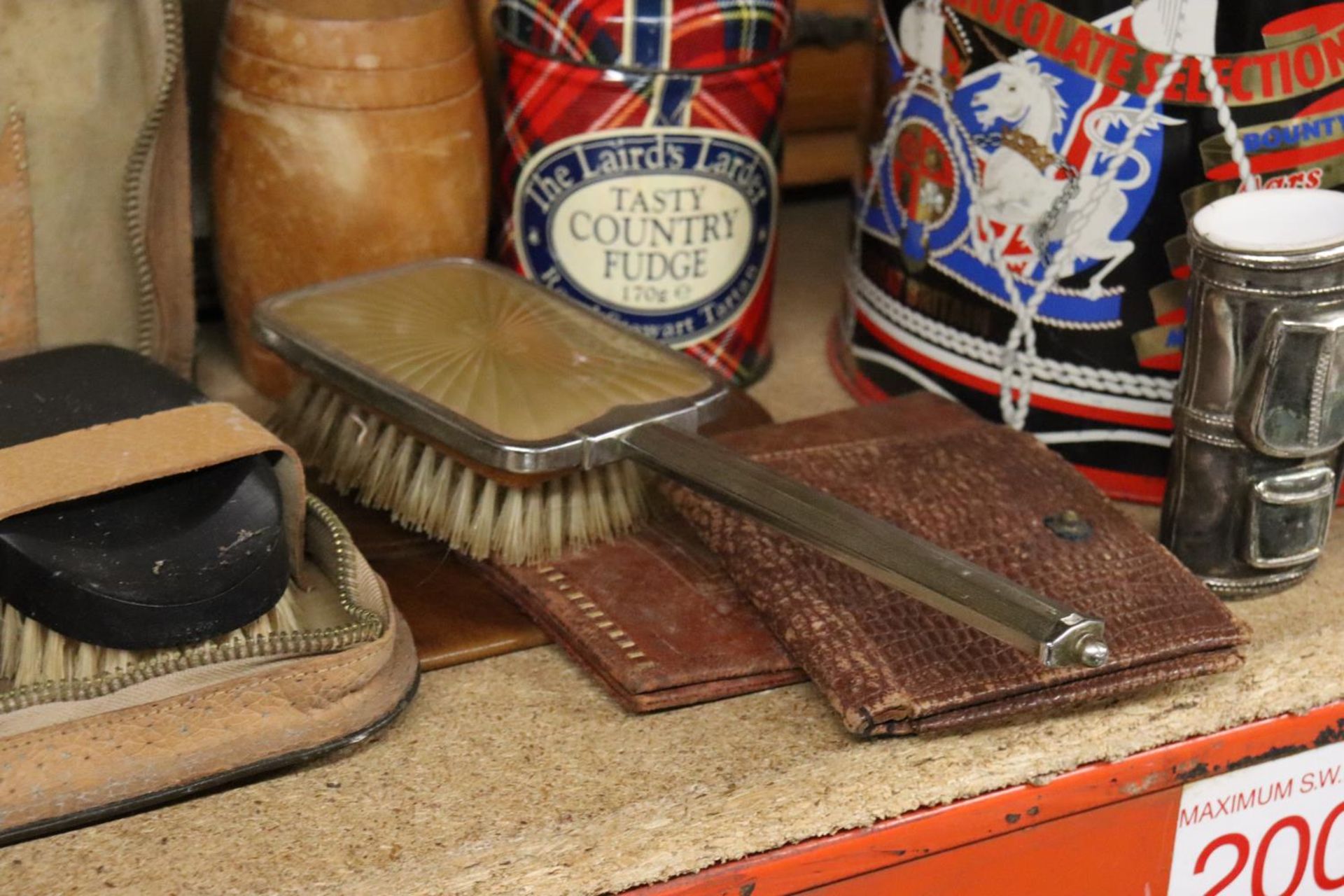 A MIXEDVINTAGE LOT TO INCLUDE TINS, AN AJAX RADIO, A GENTLEMEN'S GROOMING KIT, SMALL CUPBOARD, ETC - Image 4 of 10