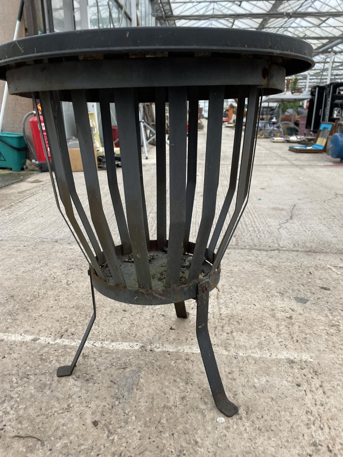 A SMAL METAL GARDEN FIRE PIT - Image 2 of 3