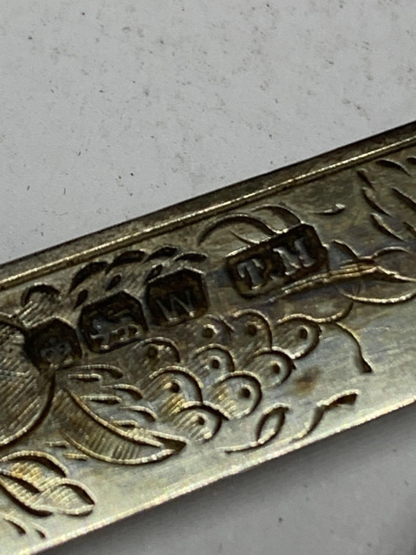 A HALLMARKED SHEFFIELD SILVER AND MOTHER OF PEARL FRUIT KNIFE - Image 3 of 5