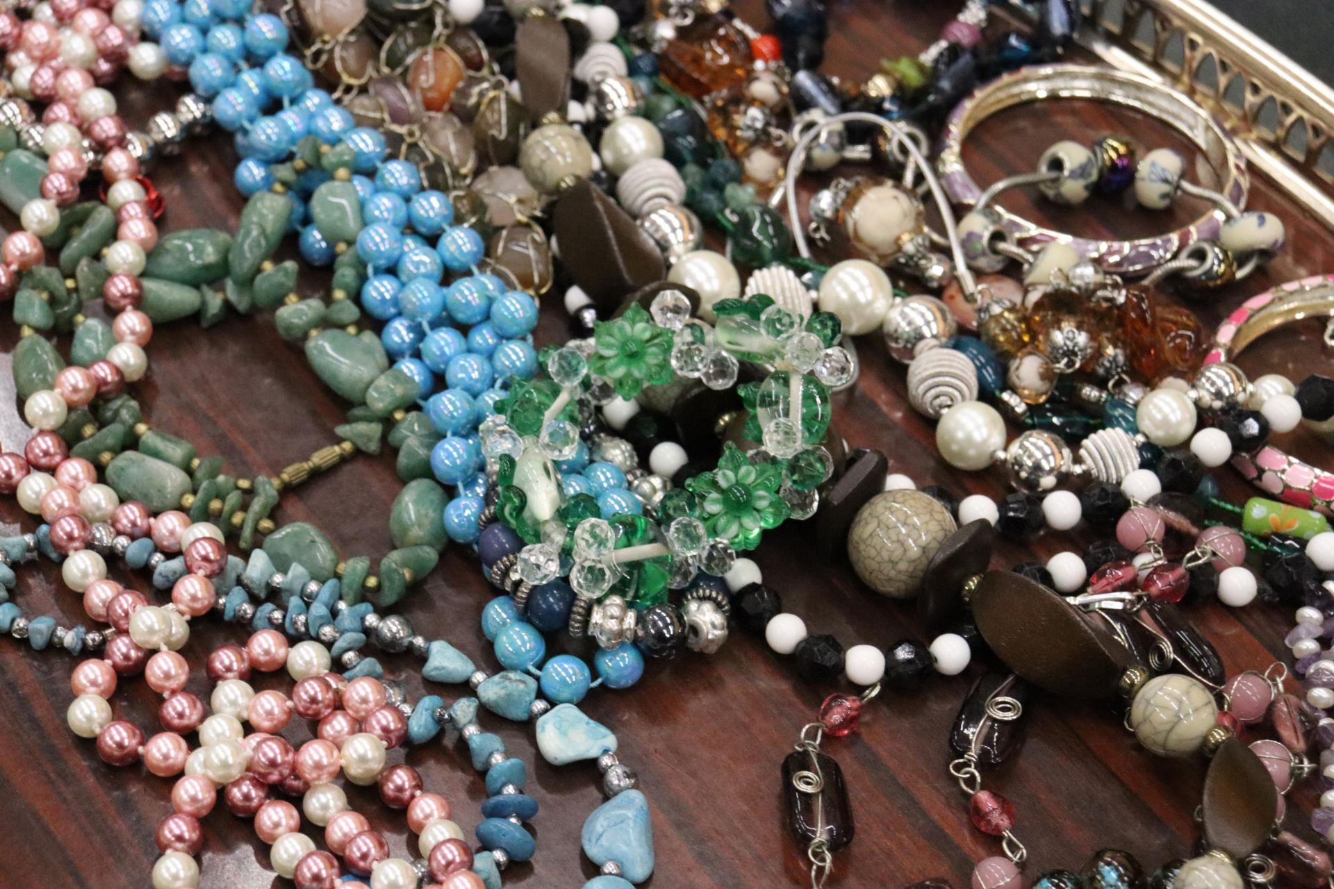 A QUANTITY OF COSTUME JEWELLERY TO INCLUDE NECKLACES, BRACELETS, BEADS, BROOCHES, ETC, WITH A VANITY - Image 4 of 6