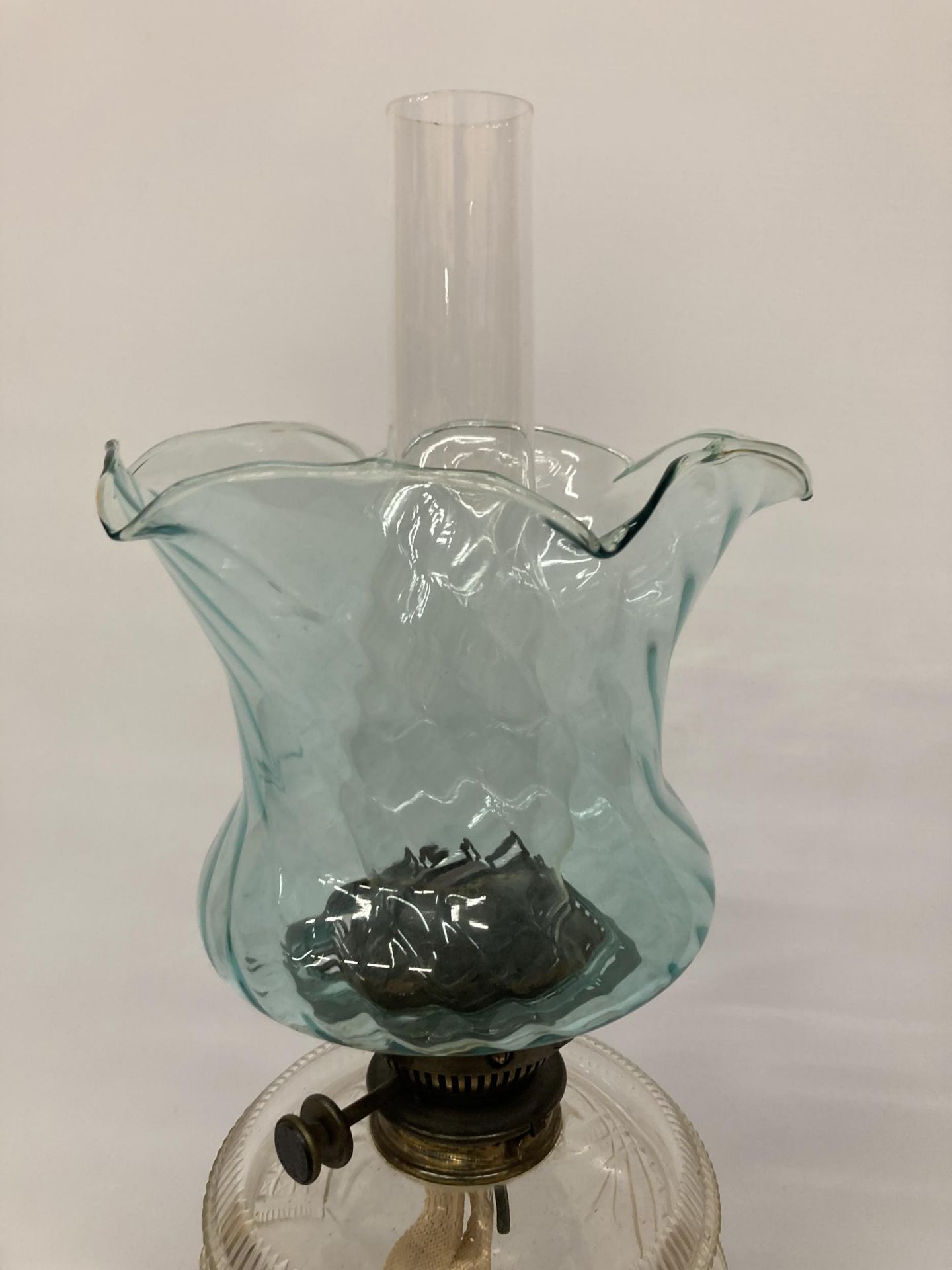 A VINTAGE OIL LAMP WITH BRASS BASE, CLEAR CUT GLASS OIL RESERVOIR, TURQUOISE SHADE AND GLASS FUNNEL - Image 2 of 4