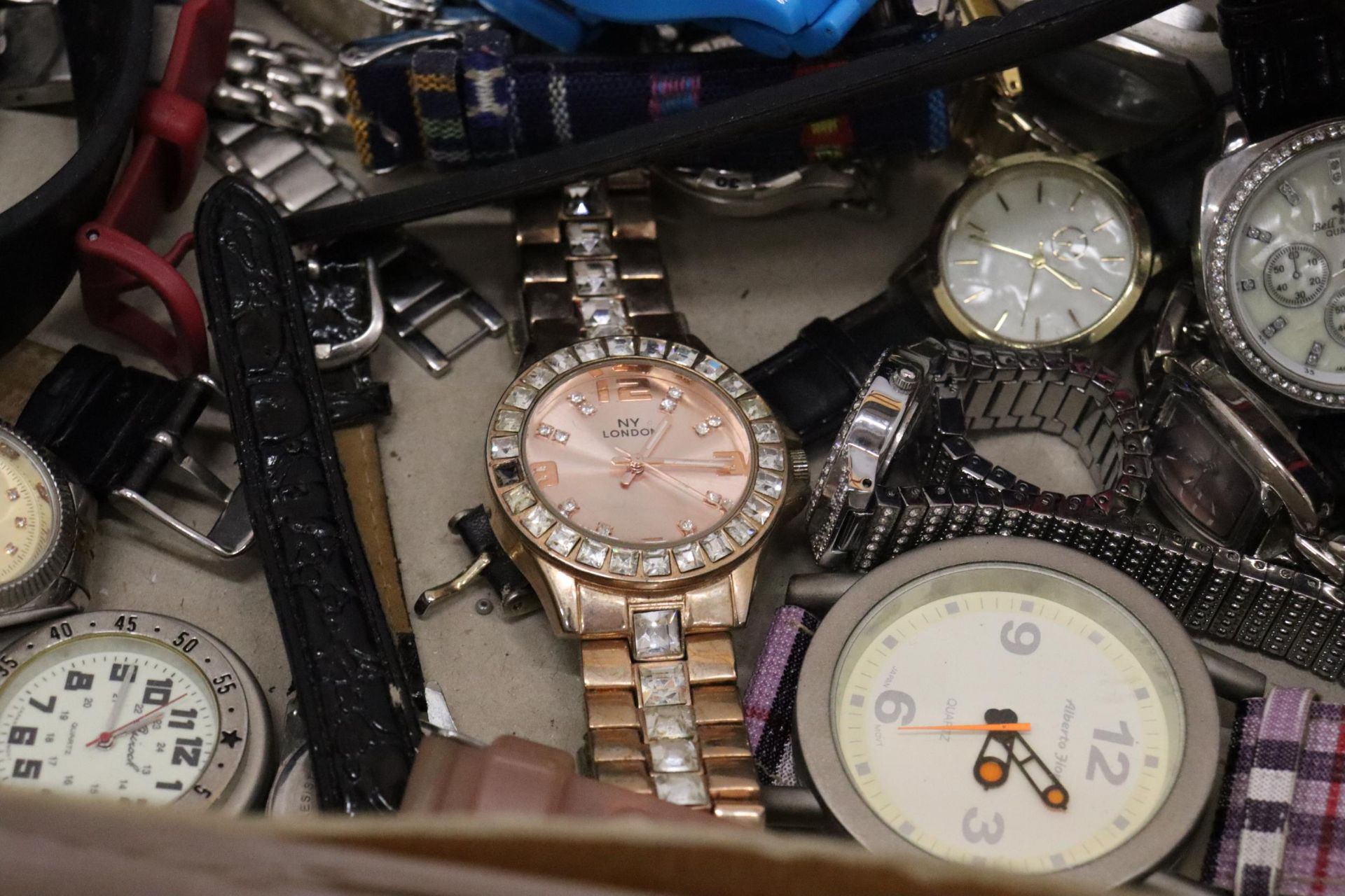 A LARGE QUANTITY OF WRISTWATCHES - Image 10 of 13