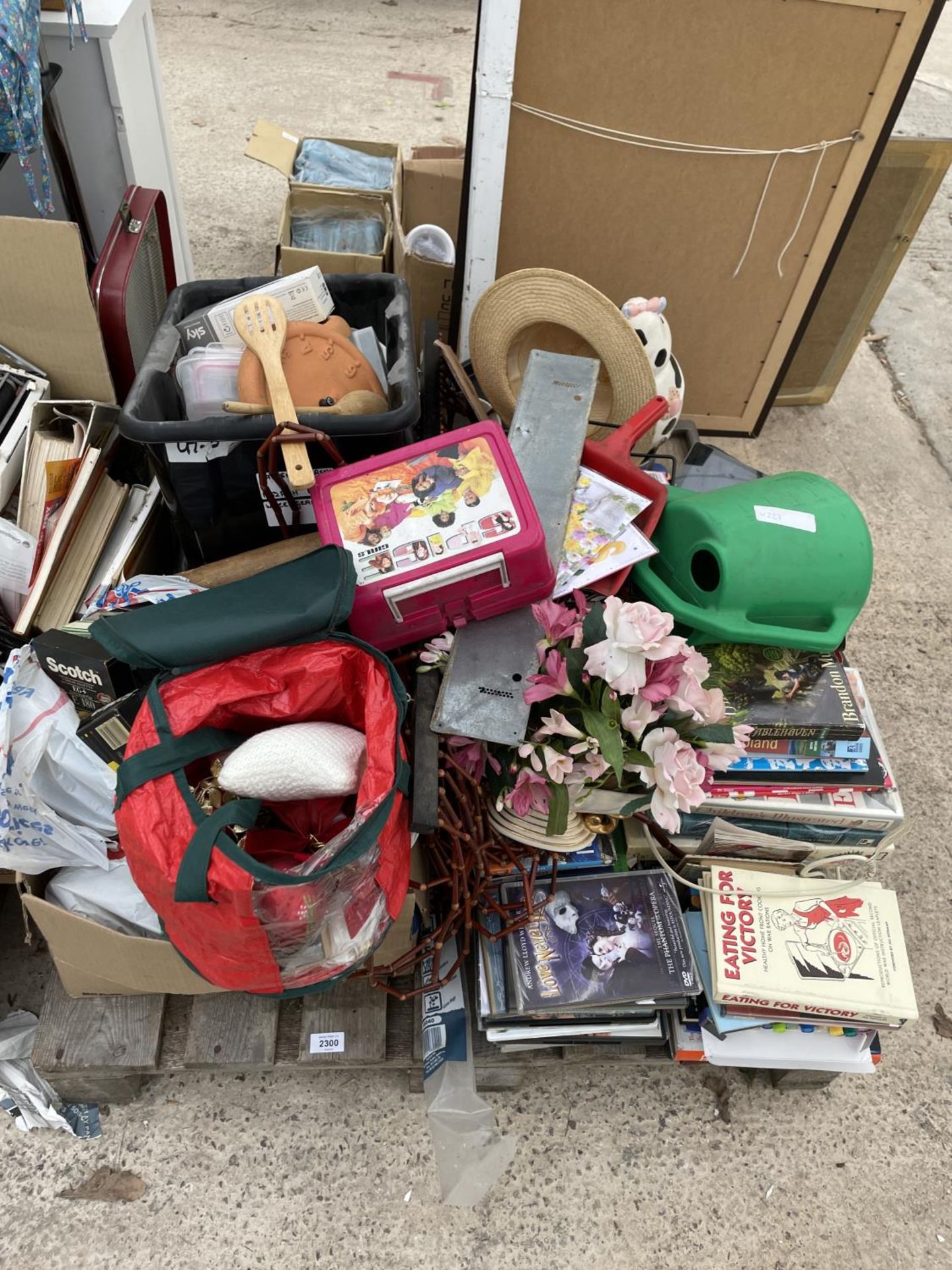 AN ASSORTMENT OF HOUSEHOLD CLEARANCE ITEMS