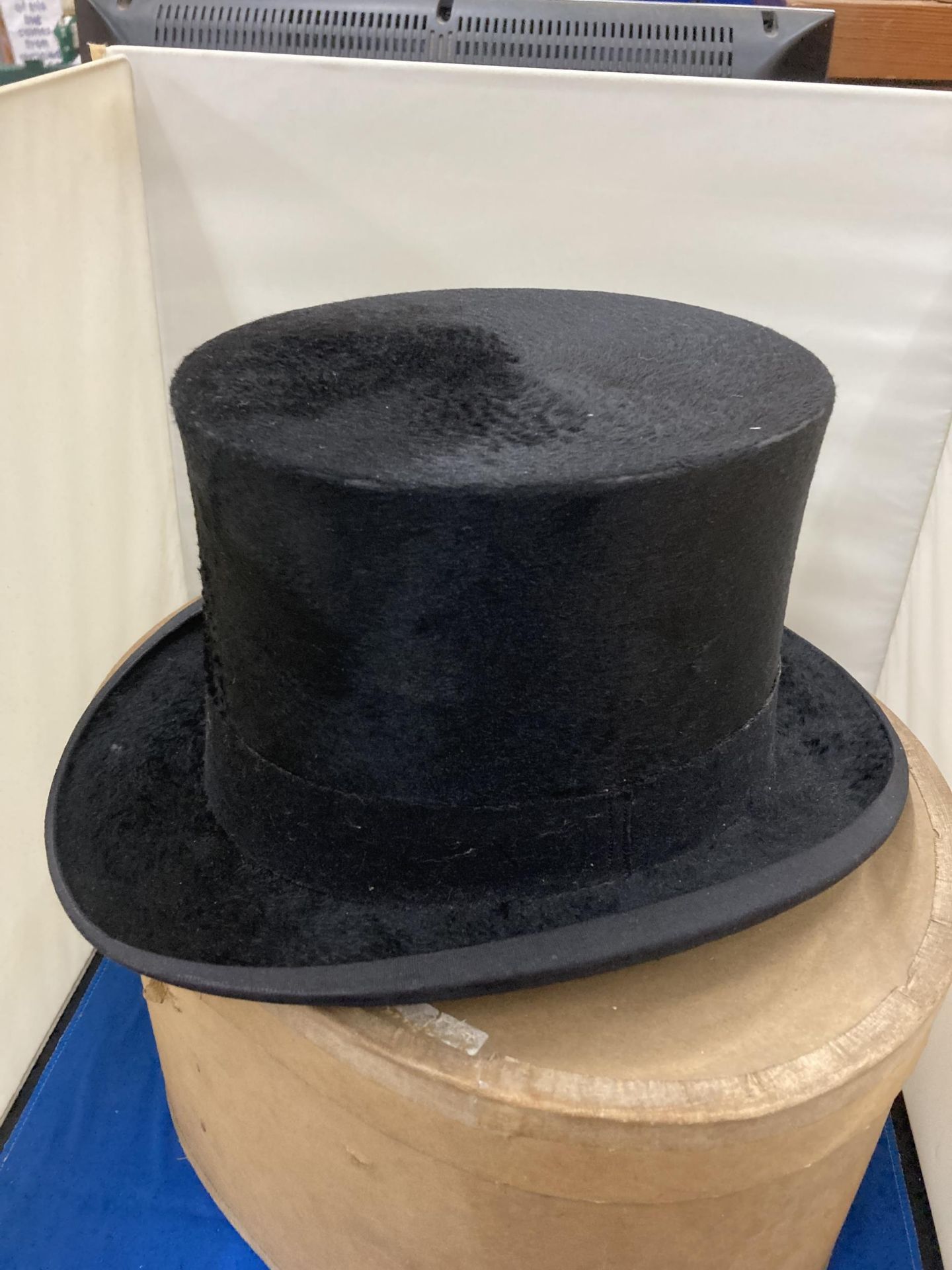 A BATTERSBY & CO LONDON BLACK TOP HAT WITH A BOX - Image 2 of 3